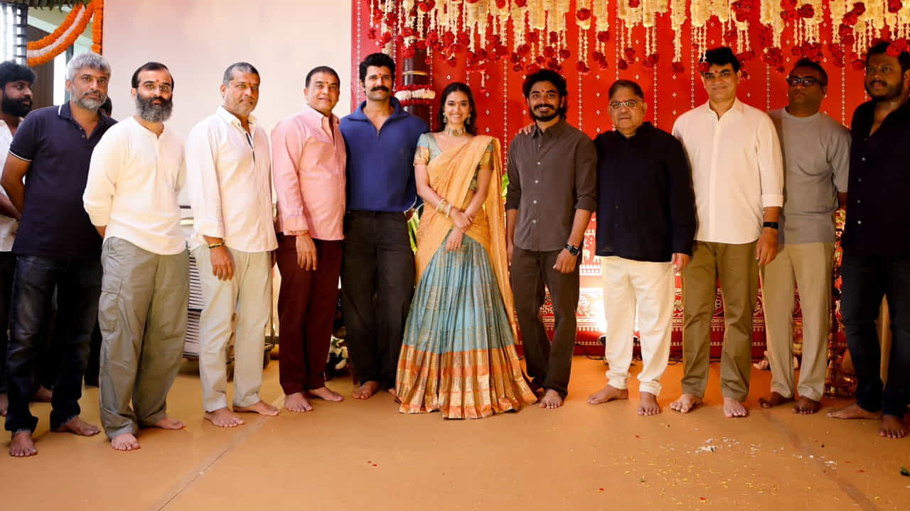 రౌడీ జనార్దన్ సినిమా పూజా కార్యక్రమాలకు సంబంధించిన ఫోటోస్ ఇప్పుడు సోషల్ మీడియాలో తెగ వైరలవుతున్నాయి. ఈ వేడకలో పట్టు పరికిణిలో మరింత అందంగా కనిపిస్తుంది కీర్తి సురేష్. ఈ సినిమాకు సంబంధించిన పూర్తి వివరాలు తెలియాల్సి ఉంది.