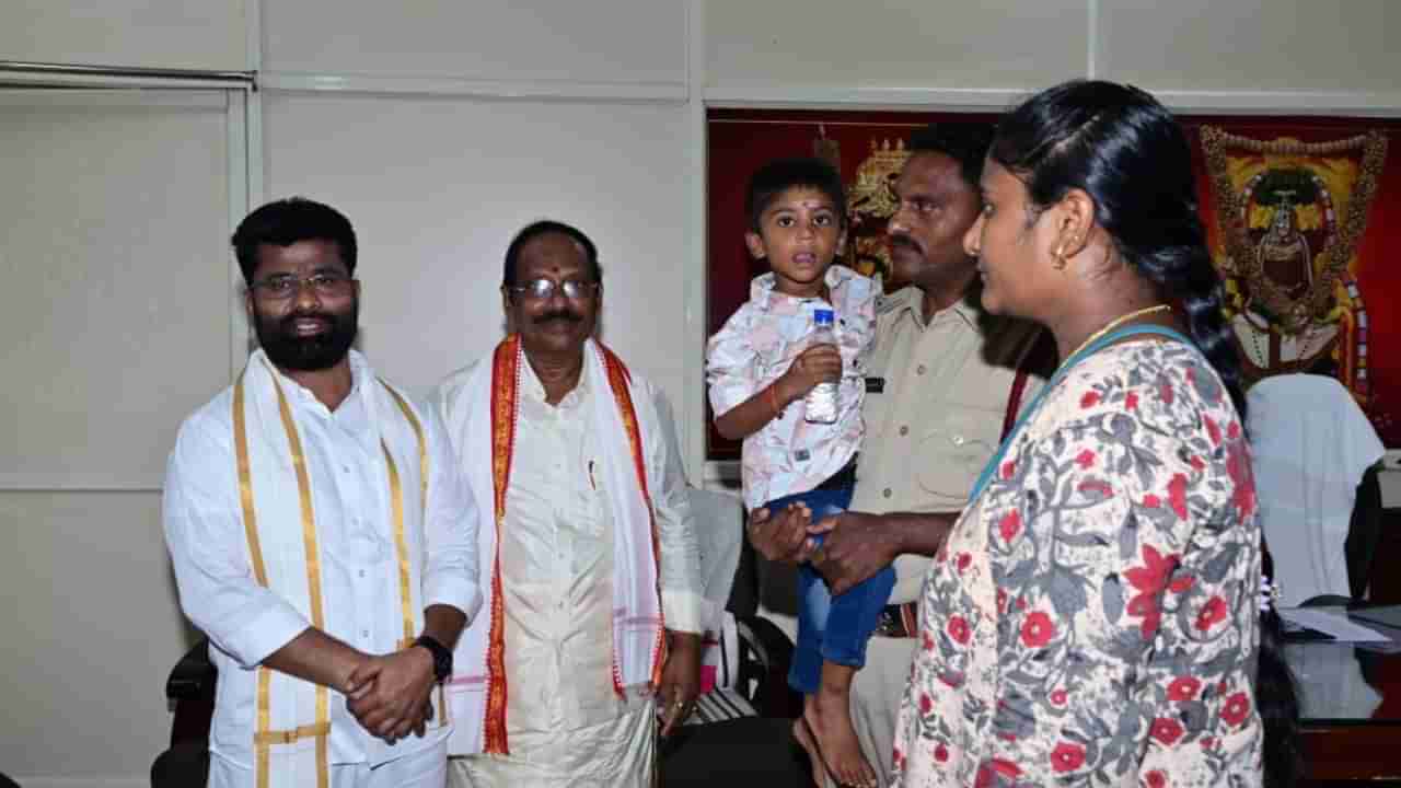 Indrakeeladri: దుర్గగుడిలో కిడ్నాప్ యత్నం.. బాలుడిని రక్షించిన తల్లిదండ్రులకు అప్పగించిన ఏఎస్ఐ