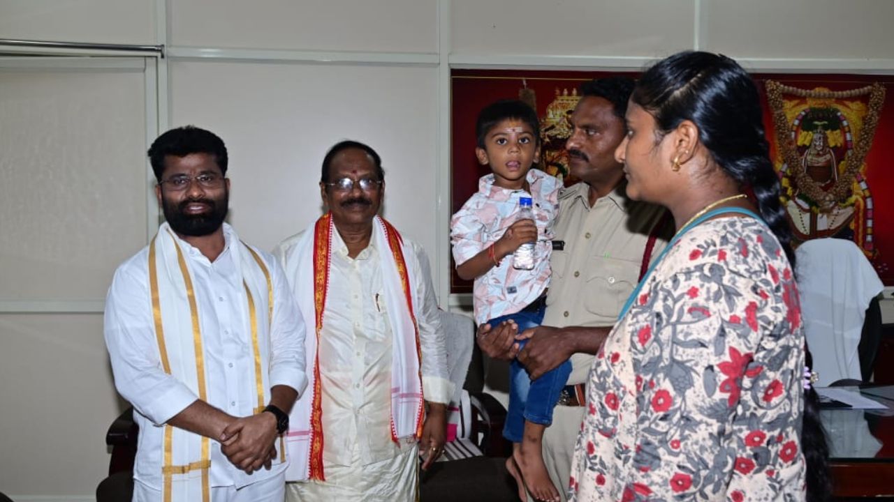 Indrakeeladri: దుర్గగుడిలో కిడ్నాప్ యత్నం.. బాలుడిని రక్షించిన తల్లిదండ్రులకు అప్పగించిన ఏఎస్ఐ