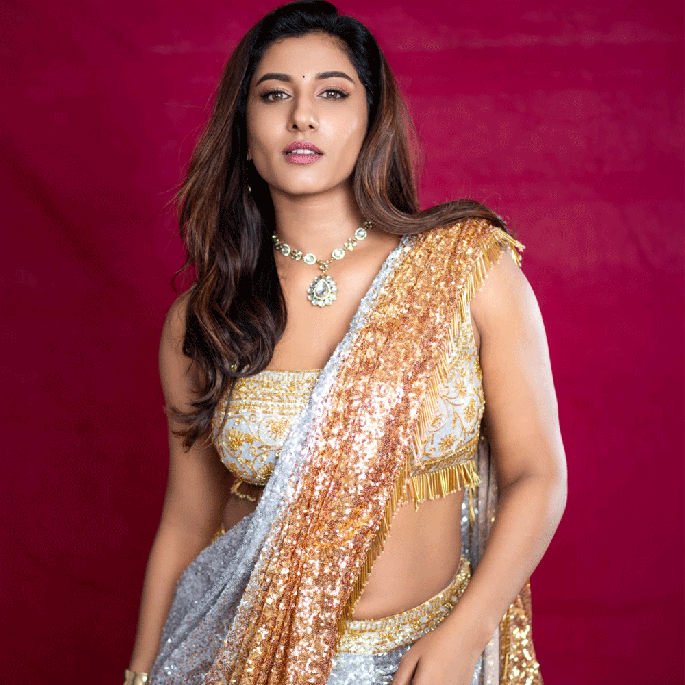 బుల్లితెరపై చాలా మంది యాంకర్స్ గా మంచి క్రేజ్ తెచ్చుకున్నారు. అలాంటి వారిలో విష్ణు ప్రియా ఒకరు. ఈ అమ్మడు తన చలాకీ మాటలతో ప్రేక్షకులను ఆకట్టుకుంది. ఆతర్వాత రాను రాను తన అందాలతో కురాళ్లను కట్టిపడేసింది.