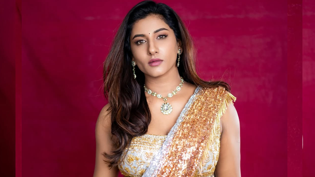 యాంకర్‌గా తన కెరీర్ మొదలు పెట్టిన ఈ ముద్దుగుమ్మ, యూట్యూబ్‌లో డ్యాన్స్ చేసి మరింత పాపులారిటీ సంపాదించుకుంది. తర్వాత బిగ్ బాస్‌ హౌస్‌లోకి వెళ్లి పృథ్వితో ప్రేమ అంటూ మరింత క్రేజ్ సొంతం చేసుకుంది.