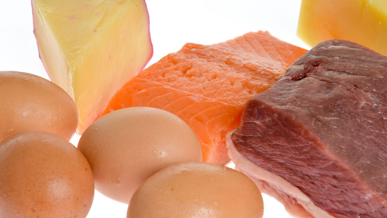 మాంసం, చేపలు : ప్రతి రోజూ లేదా వారంలో రెండు సార్లైనా చేపలు, గుడ్లు వంటి మాంసాహారాలు తీసుకోవాలి. ఇందులో విటమిన్ బి12 పుష్కలంగా ఉంటుంది. అందువలన తప్పకుండా వారంలో ఒక్కసారైనా ఇవి తీసుకోవాలంట. దీని వలన శరీరంలో ఎర్ర రక్తకణాల సంఖ్య పెరగడమే కాకుండా, నాడీ వ్యవస్థ పని తీరు కూడా మెరుగుపడుతుంది.