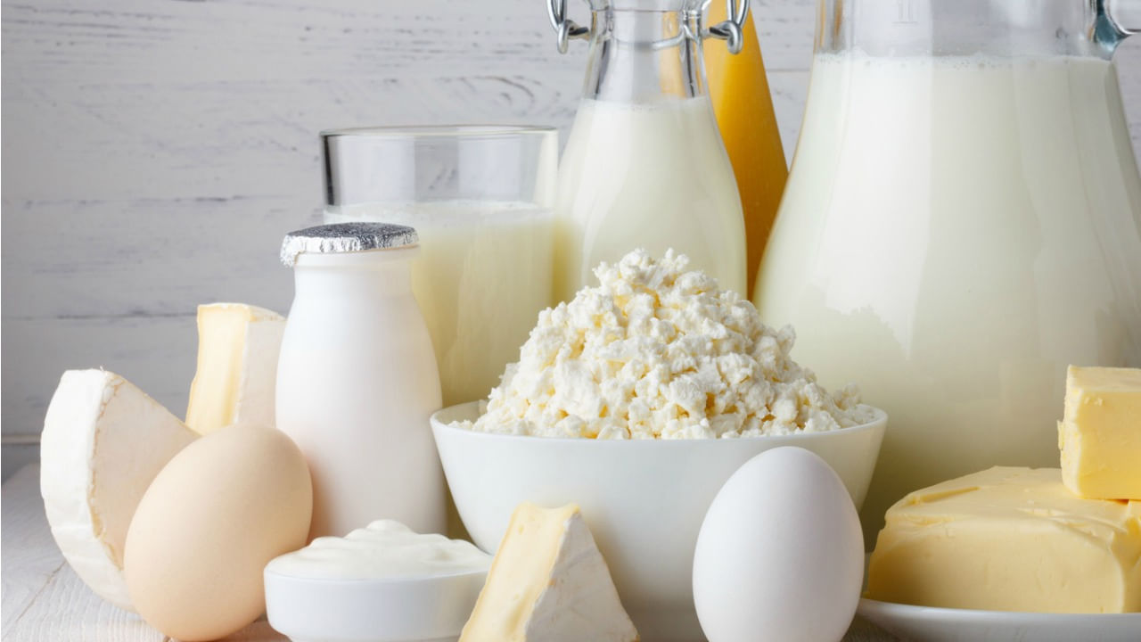 పాలు పెరుగు కూడా ఆరోగ్యానికి చాలా మంచిది. ఇందులో విటమిన్ బి12, కాల్షియం పుష్కలంగా ఉంటాయి. అందువలన ప్రతి రోజూ వీటిని తీసుకోవడం వలన శరీరంలో ఎర్ర రక్త కణాల సంఖ్య పెరగడమే కాకుండా, ఇది నాడీ వ్యవస్థ పనితీరును ప్రోత్సహిస్తుంది.