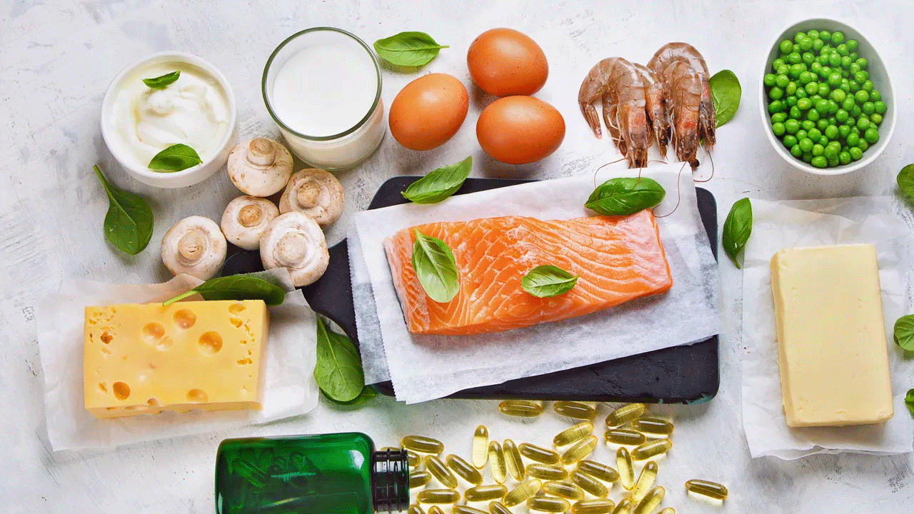 ఇలాంటి సమస్యలను అదిగమించాలంటే మనం విటమిన్ డి కలిగిన ఆహారపర్థాలను తీసుకోవాల్సి ఉంటుంది.  సాల్మన్, మాకేరెల్, ట్యూనా, సార్డిన్స్, ట్రౌట్ వంటి కొవ్వుల చేపలలో విటమిన్‌ డి పుష్కలంగా ఉంటుంది.అలాగే విటమిన్ డి కోసం గుడ్డు పచ్చసొన కూడా మంచి ఎంపిక.. వీటిలో ఈ పోషకం మితమైన మొత్తంలో ఉంటుంది.