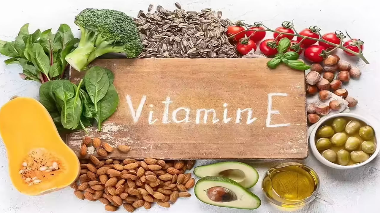  విటమిన్ ఇ: విటమిన్ E మెదడుకు శక్తివంతమైన యాంటీఆక్సిడెంట్. ఇది మెదడు కణాలను దెబ్బతినకుండా కాపాడుతుంది అలాగే జ్ఞాపకశక్తిని కూడా పెంచుతుంది. మీరు విటమిన్ E ను పొందడానికి పాలకూర, అవకాడో, పొద్దుతిరుగుడు విత్తనాలు, హాజెల్ నట్స్, బాదంపప్పులను మీ ఆహారంలోకి చేర్చుకోవచ్చు.