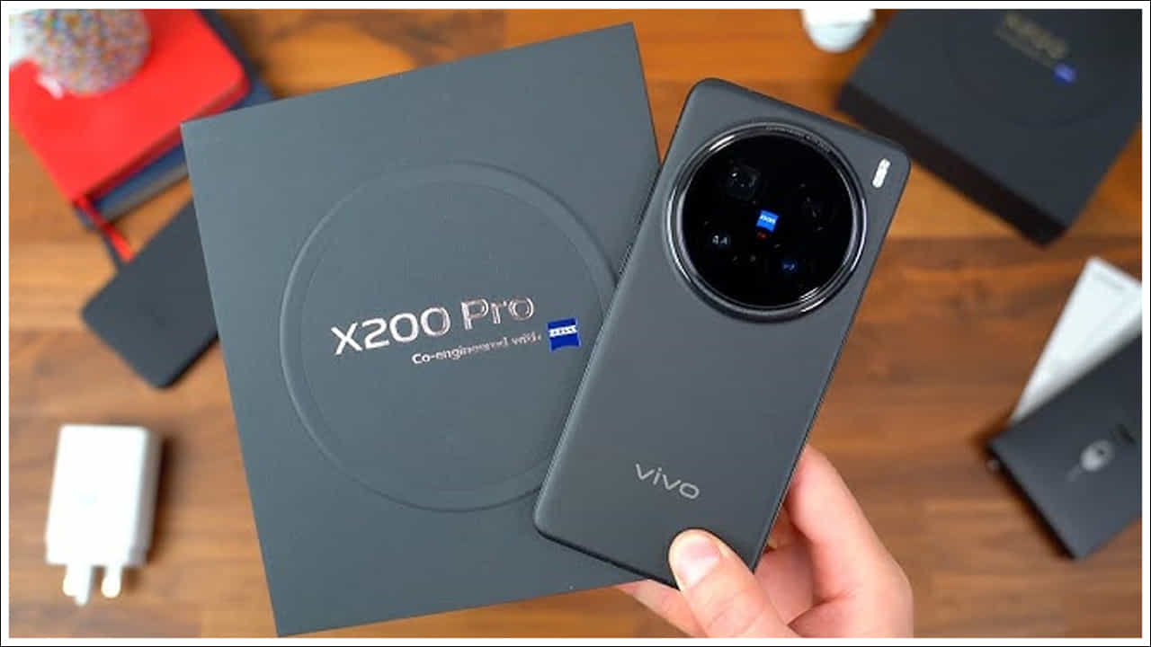 Vivo X200: ఈ మొబైల్‌ ధర రూ.65,999. ఇందులో OISతో కూడిన ట్రిపుల్ 50MP కెమెరా సెటప్, 3x టెలిఫోటో లెన్స్, అల్ట్రావైడ్ సెన్సార్ ఉన్నాయి. Zeiss ఆప్టిక్స్, 32MP 4K సెల్ఫీ కెమెరాతో అమర్చబడి ఉంటుంది. ఇది ప్రీమియం ఇమేజింగ్ నాణ్యతను అందిస్తుంది. ఈ సంవత్సరం iPhone 17కి బలమైన కెమెరా పోటీదారుగా నిలిచింది.