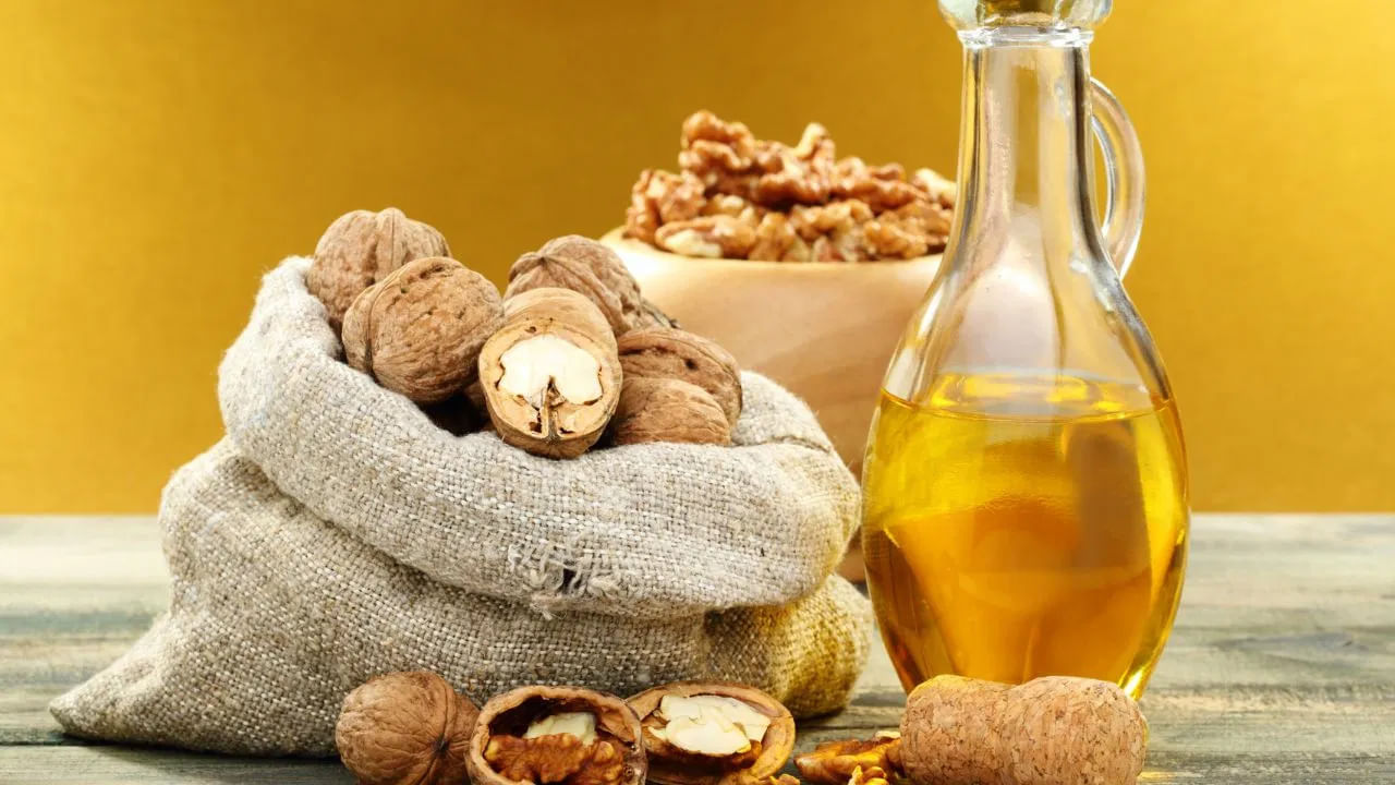 వాల్‌నట్, ఆలివ్ ఆయిల్ వంటి ఆహారాల్లో ఒమేగా-3 అధికంగా ఉంటుంది. ఇవి జుట్టు పట్టు కోల్పోకుండా ఆరోగ్యంగా మెరిసేలా చేస్తాయి. రోజూ సరైన పోషకాలు ఉన్న ఆహారం తీసుకోవడం వల్ల జుట్టు రాలే సమస్య తగ్గిపోతుంది. శరీరానికి అవసరమైన ప్రోటీన్, ఐరన్, బయోటిన్, ఒమేగా-3 లాంటి పోషకాలు అందితే జుట్టు బలంగా పెరిగి నాజూగ్గా తయారవుతుంది.