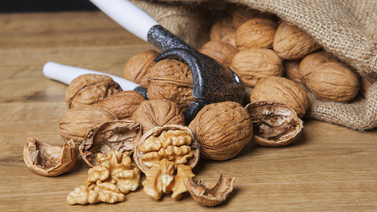 వాల్నట్ల : గింజల్లో, అత్యధికంగా సోడియం కంటెంట్ ఉన్న సూపర్ఫుడ్ వాల్నట్స్. వాల్నట్లు మెదడుకు చాలా అవసరం. శాఖాహారులకు వాల్నట్లు ఒమేగా-3 కొవ్వు ఆమ్లాలకు ఉత్తమ మూలం. మీరు ప్రతిరోజూ ఒక చిన్న గుప్పెడు వాల్నట్లను తినవచ్చు. ఈ విధంగా వాటిని తీసుకోవడం వల్ల మీ వెన్నెముక, వెన్నుపాము ఆరోగ్యం మెరుగుపడుతుంది. ఇది వెన్నునొప్పి, కీళ్ల నొప్పుల లక్షణాలను చాలా రెట్లు తగ్గిస్తుంది. ఇది అల్జీమర్స్ లక్షణాలను కూడా తగ్గిస్తుంది.