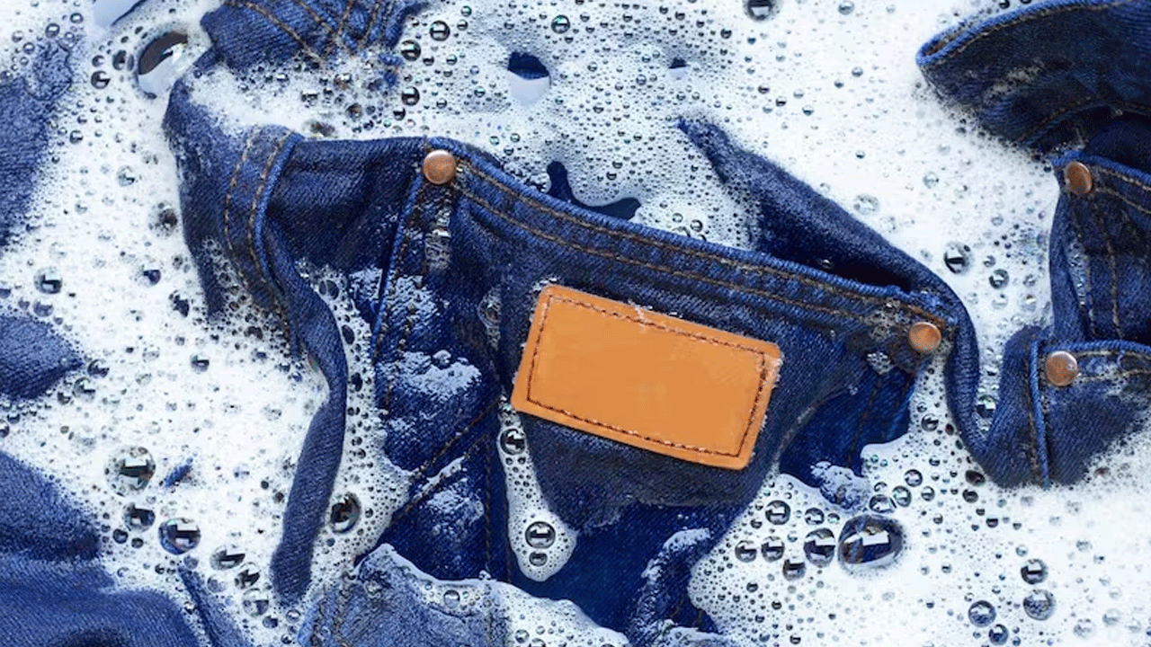 చాలా మంది చేసే తప్పు ఏంటంటే.. బట్టలను సబ్బు, లేదా సర్ఫ్‌లో గంటల తరబడి నానబెట్టడం. ఇలా చేయడం ద్వారా అవి త్వరగా చివికిపోవచ్చు. కాబట్టి వాటిని డిటర్జెంట్‌లో అరగంట మాత్రమే నానబెట్టండి. అలాగే వాటిని తరచూ ఉతకడం చేయకండి.ఒక రోజు మార్చి ఒక రోజూ, లేదా వారంలో రెండు, సార్లు ఉతకండి. 