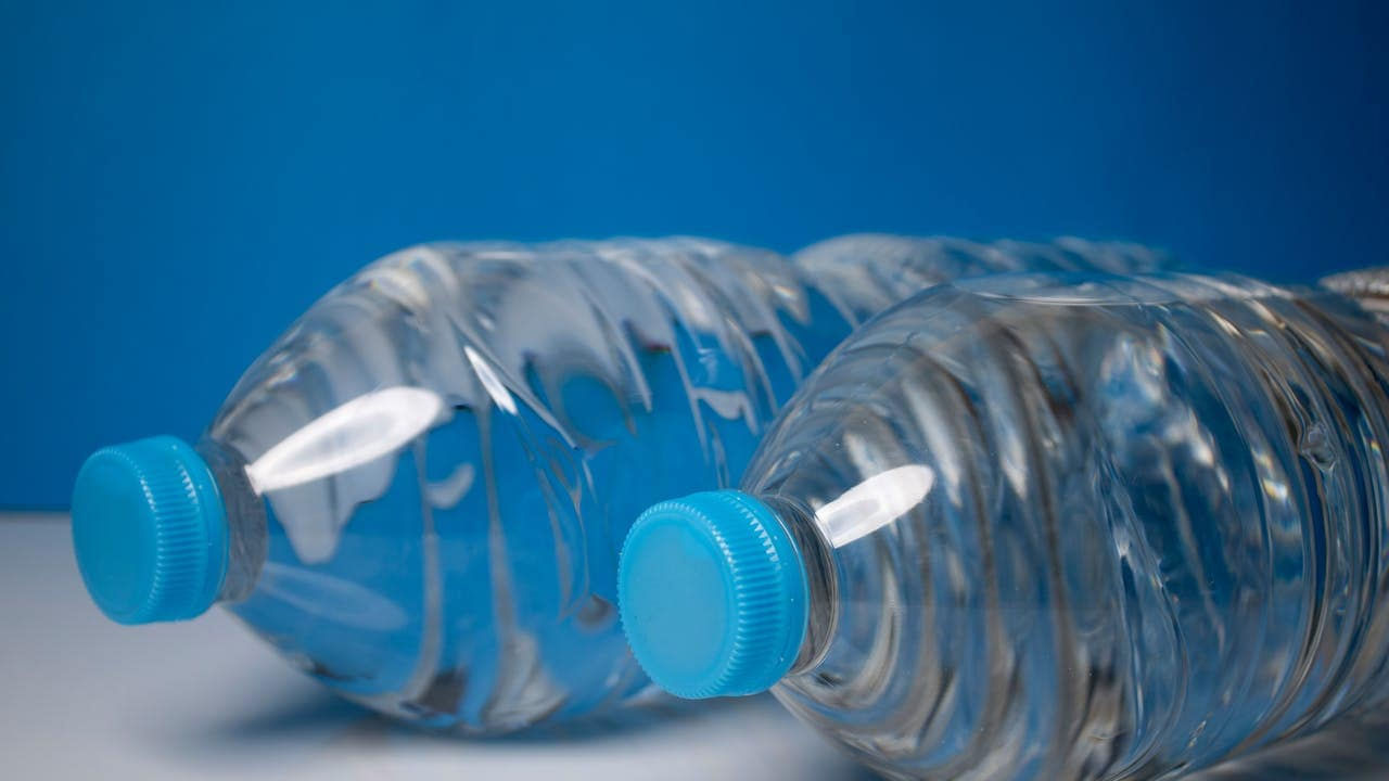 Health: అదే పనిగా ప్లాస్టిక్ బాటిల్లో మిగిలిన నీళ్లు తాగుతున్నారా.? రోగాలన్నీ రూపాయల్లో కొనితెచ్చుకున్నట్టే..