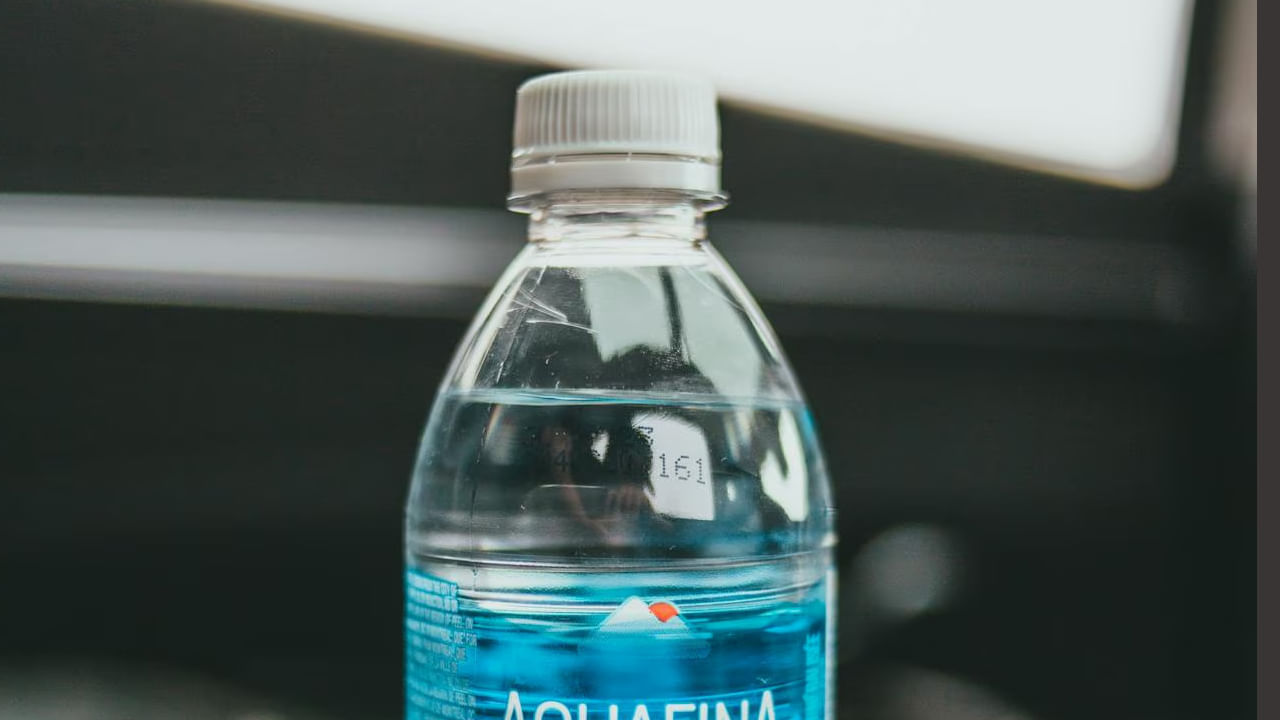 వాటర్ బాటిల్ మూత తెలుపు రంగులో ఉంటే ఆ నీరు ప్రాసెస్ చేసిన నీరు అంట. అంటే  ఆ నీటిని ప్రాసెస్ చేసి, మార్కెట్‌లోకి తీసుకురావడం జరిగిందని అర్థం. ఆ నీరు కాస్త తియ్యగా ఉంటాయి.