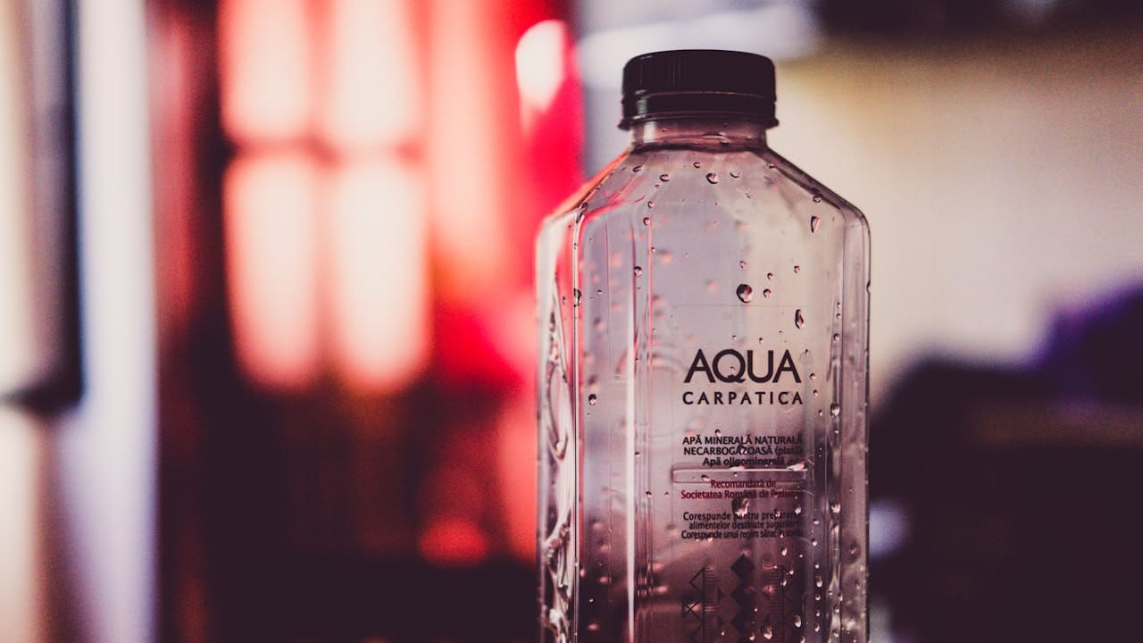  ఇక బాటిల్ మూతర రంగు నల్లగా లేదా, గోధుమ రంగులో ఉంటే ఆ నీరు క్షారంగా ఉంటాయి. అంటే ఈ మంచి నీరు తాగుతుంటే కాస్త చేదుగా ఉంటాయంట.