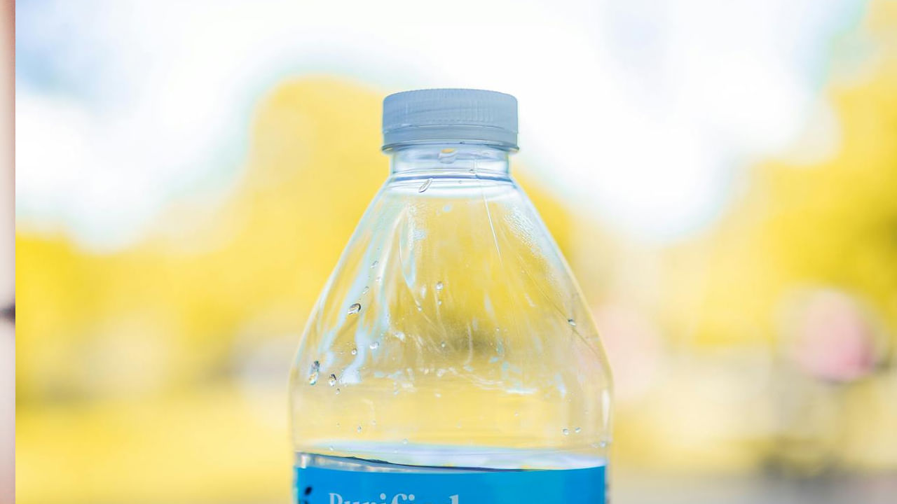 వాటర్ తాగని వారు ఎవరుంటారు చాలా మంది వాటర్ తాగుతుంటారు. ఇక ప్రయాణ సమయంలో తప్పనిసరిగా వాటర్ బాటిల్ కొనుగోలు చేసి వాటర్ తాగుతారు. ఇక ఈ వాటర్ బాటిల్స్ లో అనేక రకాలు ఉంటాయి. కొన్ని బ్రాండ్‌ పేరుతో మరికొన్ని నార్మల్‌గా ఉంటాయి. ఎవరికి నచ్చింది వారు కొనుగోలు చేస్తారు. యితే మనం కొనుగోలు చేసి తాగే వాటర్ బాటిల్ రంగు మూతలు ఒక్కో కలర్‌లో ఉంటాయ. అయితే ఆ కలర్స్ నీటి రుచిని తెలుపుతాయంట. అది ఎలా అంటే?