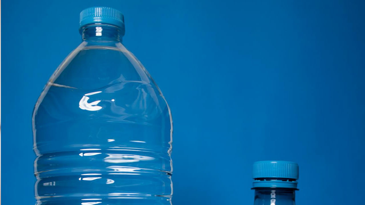 వాటర్ బాటిల్  మూత నీలం రంగులో ఉంటే, ఆ సీసాలోని నీరు శుద్ధి చేయబడిందని అర్థం. దీనిలోని నీరు చాలా తియ్యగా , టేస్టీగా ఉంటాయంట. అలాగే వాటర్ బాటిల్  మూత ఆకుపచ్చగా ఉంటే, ఆ నీటిలో ఫ్లేవర్ వేసి శుద్ధి చేశారని అర్థం. ఇవి కాస్త తియ్యగా, ఉప్పగా ఉంటాయంట.