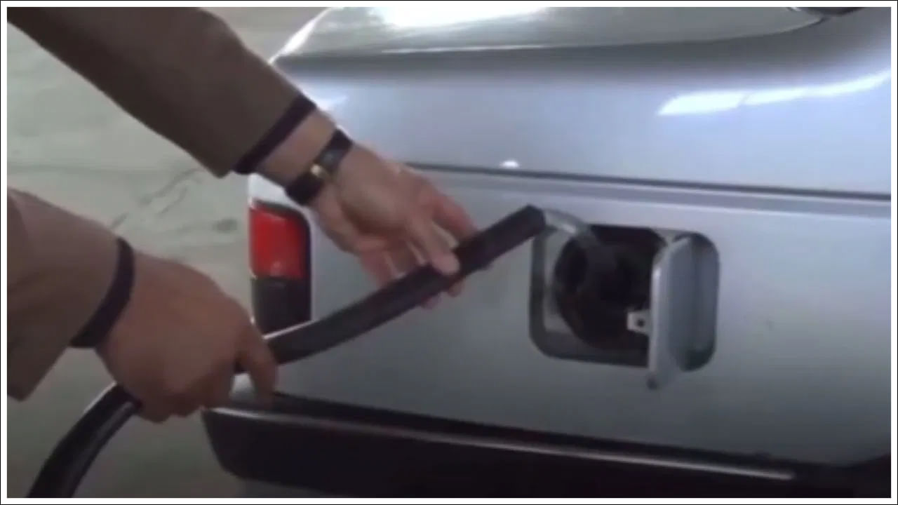 Viral Video: పెట్రోల్‌ అవసరం లేకుండా నీటితో నడిచే కారు.. 60 లీటర్ల నీళ్లతో 900 కి.మీ మైలేజీ.. వీడియో వైరల్‌!