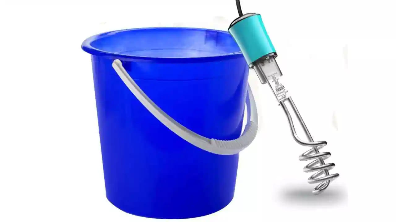 ఇనుప బకెట్‌లో వాడొద్దు: చాలామంది చేసే మరో రిస్క్ ఏంటంటే.. ఇనుప బకెట్‌లో హీటర్‌ను ఉపయోగించడం. ఇనుము కూడా కరెంట్‌ను ఈజీగా పట్టేస్తుంది. కాబట్టి షాక్ కొట్టే ప్రమాదం చాలా ఎక్కువ. అందుకే ఎల్లప్పుడూ ప్లాస్టిక్ బకెట్‌నే వాడండి. అదే సురక్షితం.
