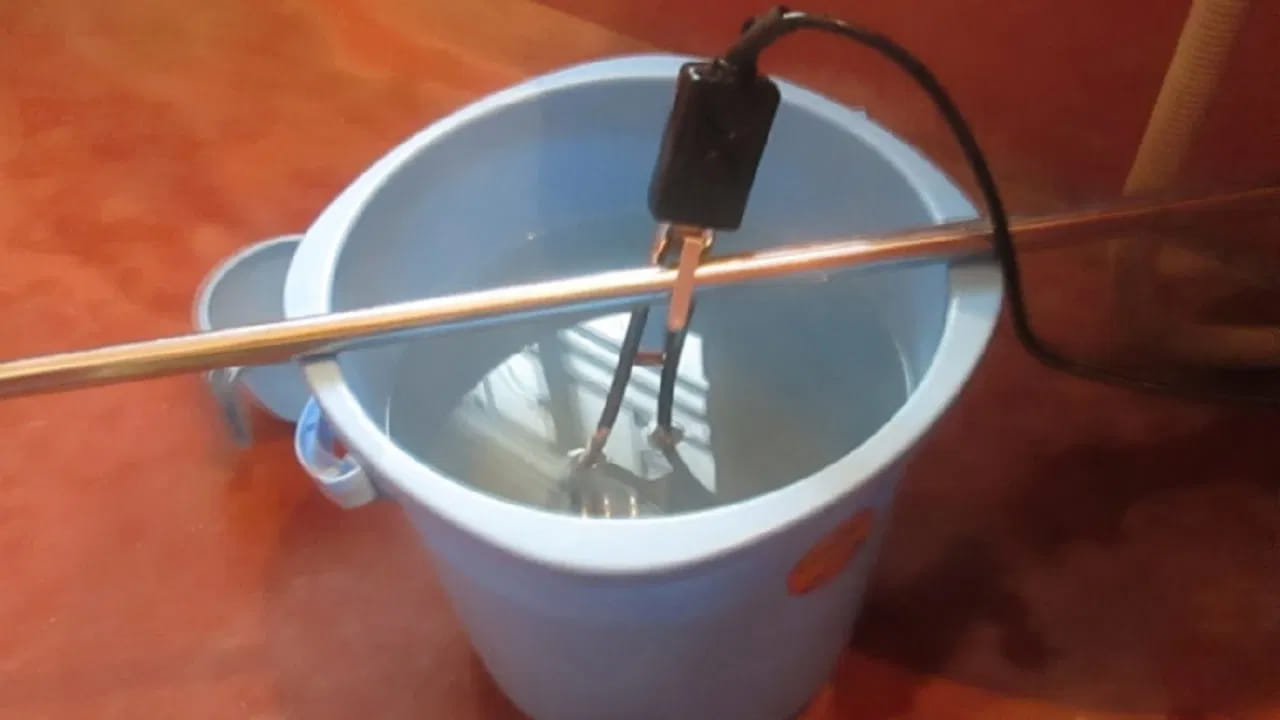 తడి చేతులతో తాకకూడదు: ఇమ్మర్షన్ హీటర్ వాడేటప్పుడు చాలామంది చేసే అతిపెద్ద తప్పు ఇదే. నీరు విద్యుత్‌ను సులభంగా ప్రసరించేలా చేస్తుంది. కాబట్టి తడి చేతులతో హీటర్‌ను ఆన్ లేదా ఆఫ్ చేయడం చాలా ప్రమాదకరం. కొన్నిసార్లు ప్రాణాంతకం కూడా కావచ్చు. ఎల్లప్పుడూ పొడి చేతులతో మాత్రమే స్విచ్‌ను లేదా రాడ్‌ను తాకాలని గుర్తుంచుకోండి.
