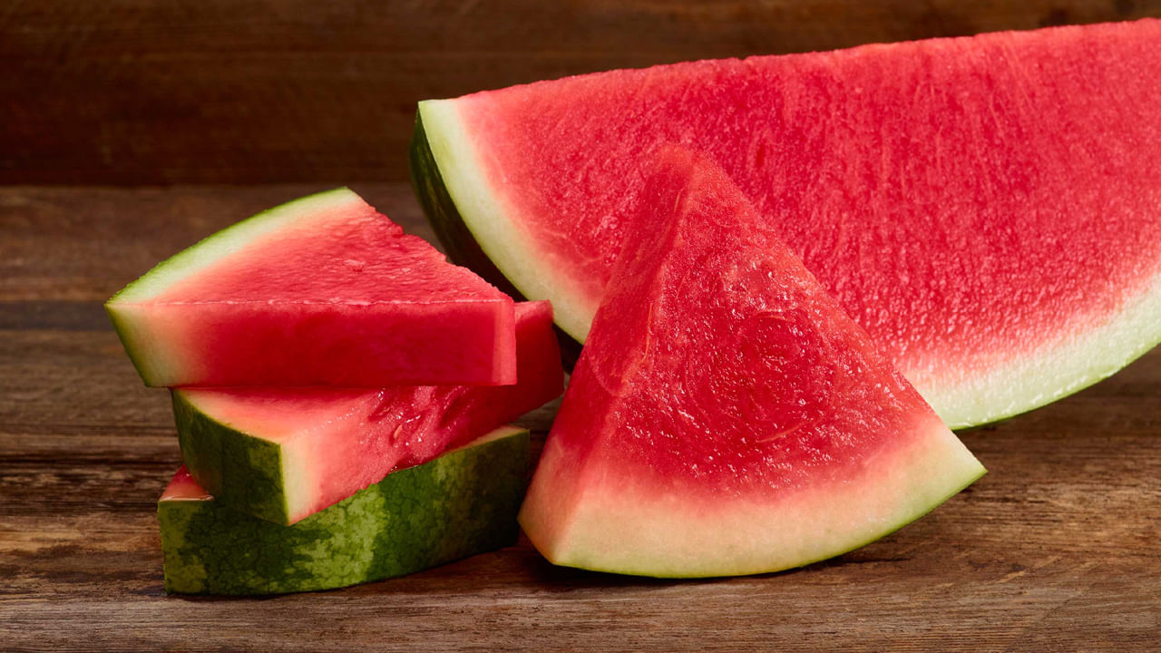 పుచ్చకాయ: పుచ్చకాయను ఇష్టపడే వ్యక్తులు చాలా తెలివైన వ్యక్తులు. వారు ప్రతి పనిని తెలివితేటలతో చేస్తారు. అలాగే, వీరు కష్టపడి పనిచేసేయడానికి ఇష్టపడుతారు. బలమైన సృజనాత్మక భావం కలిగి ఉంటారు. పియర్ పండ్లను ఇష్టపడే వ్యక్తులు చాలా ఉత్సాహంగా ఉంటారు. వారు ఎక్కువగా ప్రయాణాలు చేస్తారు. వీరికి కోపం త్వరగా వస్తుంది. అలాగే వీరు చాలా సున్నితంగా, ఉల్లాసంగా ఉంటారు.