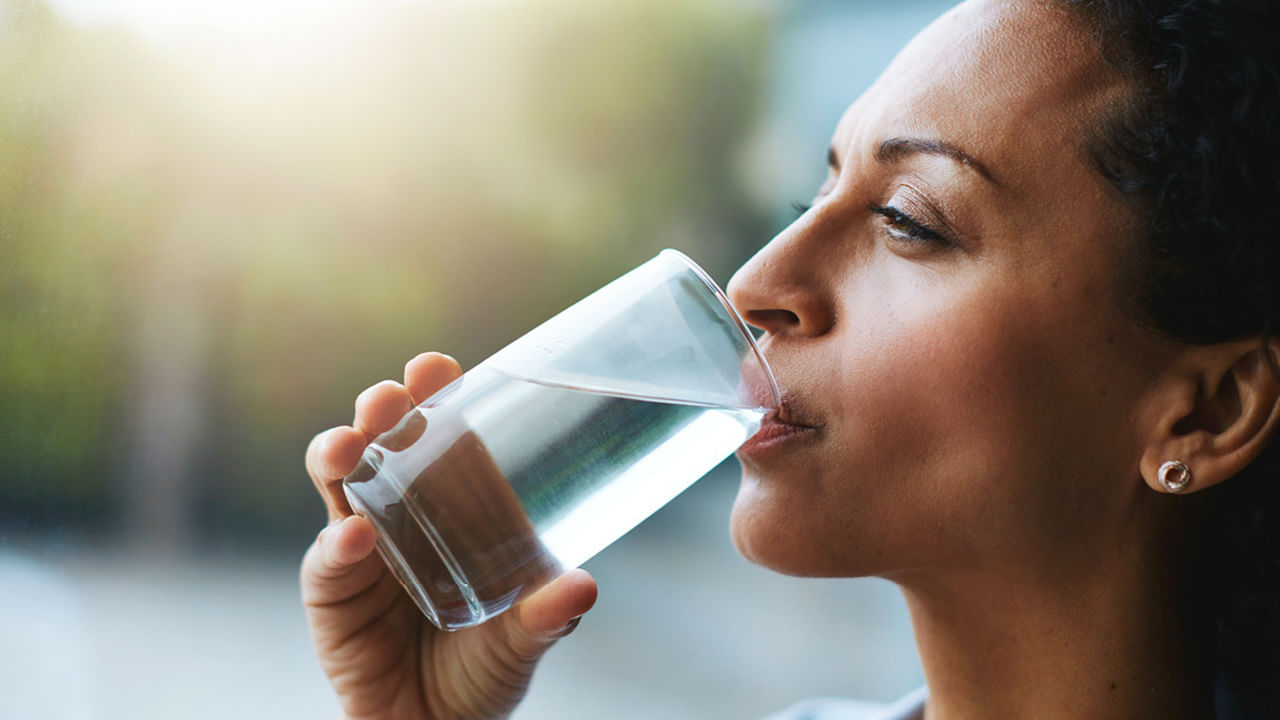Water Intoxication: దాహం లేకున్నా నీళ్లు తాగే అలవాటు మీకూ ఉందా? అయితే మీకీ విషయం చెప్పాల్సిందే..