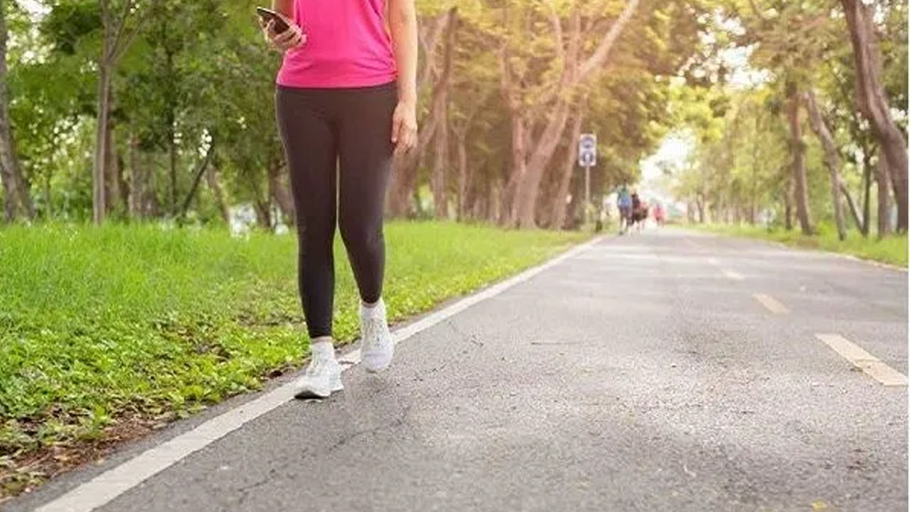 అంతేకాకుండా నడిచేటప్పుడు కొన్ని టిప్స్ ఫాలో అయితే మంచి ఫలితాలు ఉంటాయి. బాగా నీళ్లు తాగడం, కంఫర్ట్‌గా ఉండే బూట్లు ధరించడం, సురక్షితమైన మార్గాల్లో నడవడం, 
నడక ముందు, తర్వాత స్ట్రెచింగ్‌లు తప్పనిసరి వంటివి పాటించాలి.