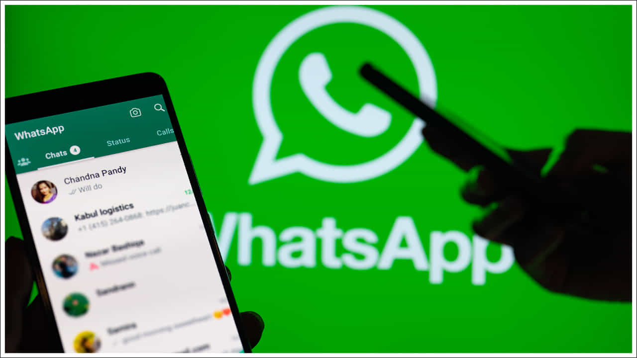 WhatsApp Banned: గత కొన్ని సంవత్సరాలుగా దాదాపు అందరూ కమ్యూనికేషన్ కోసం లేదా సందేశాలు పంపడానికి వాట్సాప్ను ఉపయోగిస్తున్నారు. ఈ అప్లికేషన్ ప్రపంచవ్యాప్తంగా బాగా ప్రాచుర్యం పొందింది. భారతదేశంలో కూడా వాట్సాప్ వినియోగదారుల సంఖ్య అనేక బిలియన్లకు దగ్గరగా ఉంది. ఈ యాప్ను పగలు, రాత్రి ఎవరు ఉపయోగిస్తున్నారు. ఒక చిన్న పొరపాటు వల్ల మీ వాట్సాప్ అకౌంట్ శాశ్వతంగా డిసేబుల్ అవుతుందని చాలా మందికి తెలియదు. ఇలా ఎందుకు జరుగుతుందో వివరంగా తెలుసుకుందాం.