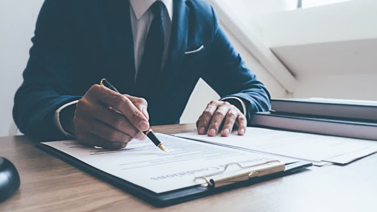 వీలునామా చేయడంలో సాధారణ తప్పులు.. వీలునామాను రూపొందించేటప్పుడు, చాలా మంది తప్పులు చేస్తారని, అది తరువాత గందరగోళానికి దారితీయవచ్చు లేదా వీలునామా చెల్లదని నిపుణులు అంటున్నారు. వీలునామాపై సరిగ్గా సంతకం చేయకపోవడం, దానిని సాక్షులుగా చూపించకపోవడం లేదా వివాహం, ప్రసవం లేదా కొత్త ఆస్తిని కొనుగోలు చేయడం వంటి జీవిత మార్పుల తర్వాత దానిని నవీకరించడం మర్చిపోవడం వంటి కొన్ని సాధారణ తప్పులు ఉన్నాయి. సరైన అమలు లేకపోవడం, కొన్ని ఆస్తులను కోల్పోవడం, అస్పష్టమైన భాష, కుటుంబ సభ్యునికి బహిర్గతం చేయడం, పత్రాన్ని అప్డేట్‌ చేయడంలో విఫలమవడం చాలా సాధారణ తప్పులు. సంబంధిత చట్టాలకు అనుగుణంగా ఉండేలా చట్టపరమైన, పన్ను నిపుణులను సంప్రదించిన తర్వాత వీలునామాను రూపొందించాలి.