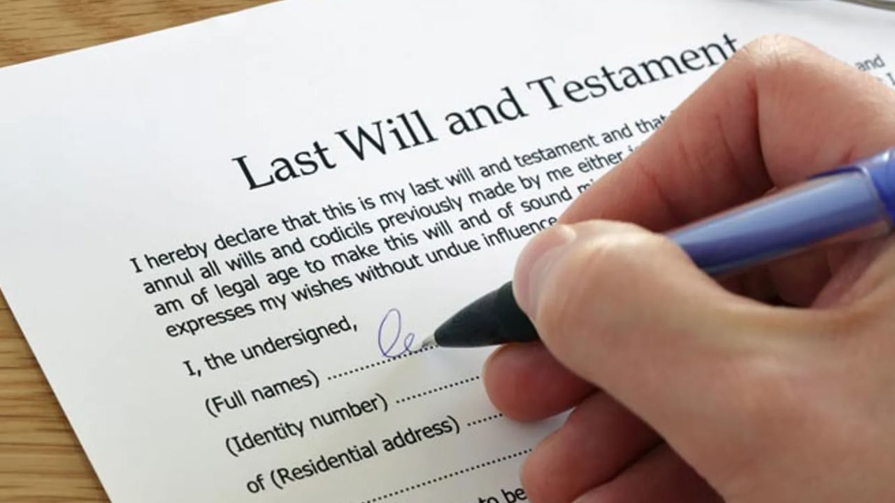 భారతదేశంలో వీలునామా రకాలు.. భారత వారసత్వ చట్టం 1925 ప్రకారం రెండు ప్రధాన రకాల వీలునామాలు ఉన్నాయి. ప్రివిలేజ్డ్, అన్‌ప్రివిలేజ్డ్. ప్రివిలేజ్డ్ వీలునామా సైనికులు, వైమానిక సిబ్బంది లేదా క్రియాశీల సేవలో ఉన్న నావికులకు వర్తిస్తుంది. ఇవి మౌఖికంగా లేదా అనధికారికంగా ఉండవచ్చు, ఎందుకంటే అలాంటి వ్యక్తులు తరచుగా ప్రమాదకర పరిస్థితుల్లో పనిచేస్తారు. అన్‌ప్రివిలేజ్డ్ వీలునామా మిగతా అందరికీ ఉంటుంది. దానిని తప్పనిసరిగా వ్రాసి, టెస్టేటర్ సంతకం చేసి, కనీసం ఇద్దరు సాక్షులచే ధృవీకరించబడాలి. హోలోగ్రాఫ్ వీలునామాలు (పూర్తిగా చేతితో రాసినవి), రిజిస్టర్డ్ వీలునామాలు (ప్రామాణికత కోసం సబ్-రిజిస్ట్రార్ వద్ద దాఖలు చేయబడినవి), ఉమ్మడి లేదా పరస్పర వీలునామాలు (జీవిత భాగస్వాములు లేదా సహ-యజమానులు చేసినవి) వంటి ఇతర అనధికారిక రూపాలు కూడా ఉన్నాయి. అయితే చాలా మందికి, సాధారణ అన్‌ప్రివిలేజ్డ్ రిజిస్టర్డ్ వీలునామా సరిపోతుంది, అమలు చేయడం సులభం.