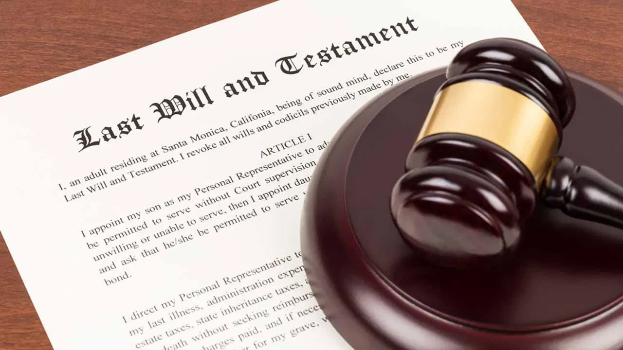 చట్టపరమైన అవసరాలు.. ఒక వీలునామా చట్టబద్ధంగా చెల్లుబాటు కావాలంటే, టెస్టేటర్ కనీసం 18 సంవత్సరాల వయస్సు కలిగి ఉండాలి, మంచి మనస్సు కలిగి ఉండాలి, ఆస్తి పంపిణీ గురించి స్పష్టమైన సూచనలను అందించాలి. ఈ వీలునామాపై టెస్టేటర్ సంతకం చేసి తేదీ వేయాలి, కనీసం ఇద్దరు సాక్షులు సాక్ష్యమివ్వాలి, ఒకరు కుటుంబ వైద్యుడు కావడం మంచిది. సంతకం చేసే సమయంలో మానసిక దృఢత్వాన్ని నిర్ధారించే వైద్యుడి సర్టిఫికేట్ పొందడం విశ్వసనీయతను పెంచుతుంది. ప్రతి పేజీని డేటింగ్ చేయడం, ఖాళీ స్థలాలు లేదా ఓవర్‌రైట్ చేయడాన్ని నివారించడం, అసలు కాపీని సురక్షితంగా ఉంచాలి. 