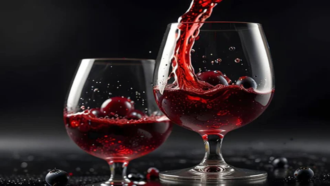 వైన్ తాగేవారు తరచుగా రెడ్ వైన్ ఆరోగ్యానికి మేలు చేస్తుందని, గుండెకు మంచిదని గొప్పలు చెబుతుంటారు. అందుకే ప్రతిరోజూ కొంచెం వైన్ తాగాలని అంటుంటారు. అయితే దీనిపై వైన్ నిపుణురాలు సోనాల్ హాలండ్ ఏం చెబుతున్నారంటే.. రెడ్ వైన్లో రెస్వెరాట్రాల్ ఉంటుందని, ఇది గుండె ఆరోగ్యానికి మంచిదని అందరూ చెబుతారు. కానీ ఇది నిజం కాదు. రెస్వెరాట్రాల్ను సప్లిమెంట్ చేయడానికి రెడ్ వైన్ మాత్రమే ఏకైక ఎంపిక కాదు.