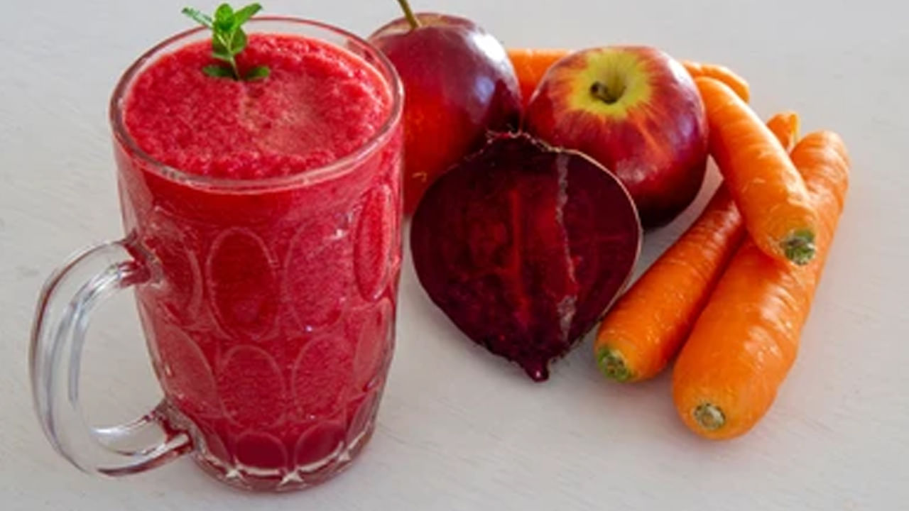 ఆరోగ్యకరమైన చర్మాన్ని ప్రోత్సహిస్తుంది: ఏబీసీ జ్యూస్లో పుష్కలంగా లభించే యాంటీఆక్సిడెంట్లు, విటమిన్లు A, Cలు వృద్ధాప్య సంకేతాలను తగ్గించడం, కాంతిని మెరుగుపరచడం, ముడతలు, మొటిమల నుంచి రక్షించి చర్మాన్ని మెరిసేలా చేయడంలో సహాయపడుతుంది.