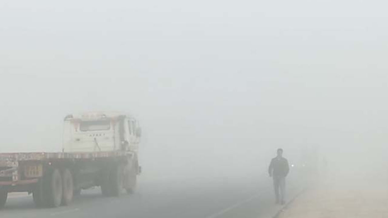 విండ్షీల్డ్ను పరిశుభ్రంగా ఉంచటం, డిఫాగర్ లేదా యాంటీ ఫాగ్ మోడ్ వాడటం పొగమంచు పరిస్థితుల్లో డ్రైవింగ్లో కీలక పాత్ర పోషిస్తుందని పోలీసులు గుర్తుచేశారు. క్రూయిజ్ కంట్రోల్ ఉపయోగించవద్దని, అలసటతో డ్రైవింగ్ చేయడం ప్రతిస్పందన సమయాన్ని తగ్గిస్తుందని, కాబట్టి డ్రైవర్లు తగినంత విశ్రాంతి తీసుకోవాలని సూచించారు.