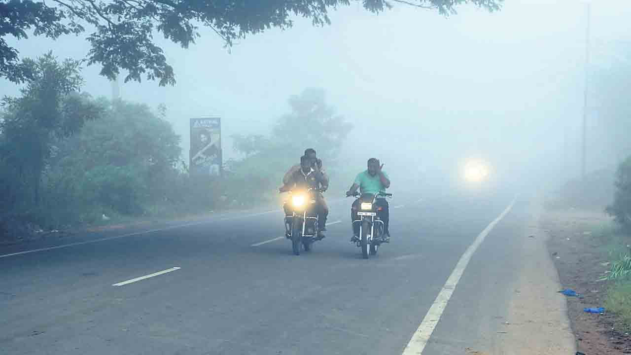 శీతాకాలంలో పొగమంచు కారణంగా జరిగే ప్రమాదాలను నివారించాలంటే పాదచారులు, బైక్ రైడర్లు, కార్ డ్రైవర్లు—ఎవరైనా సరే జాగ్రత్తగా వ్యవహరించాలి. చిన్న తప్పిదం పెద్ద ప్రమాదానికి దారితీసే అవకాశముందని పోలీసులు హెచ్చరిస్తున్నారు. “అప్రమత్తతే రక్ష” అని మరోసారి స్పష్టం చేస్తూ, ప్రతి ఒక్కరూ రోడ్డు భద్రత నిబంధనలు కచ్చితంగా పాటించాలని సూచిస్తున్నారు.