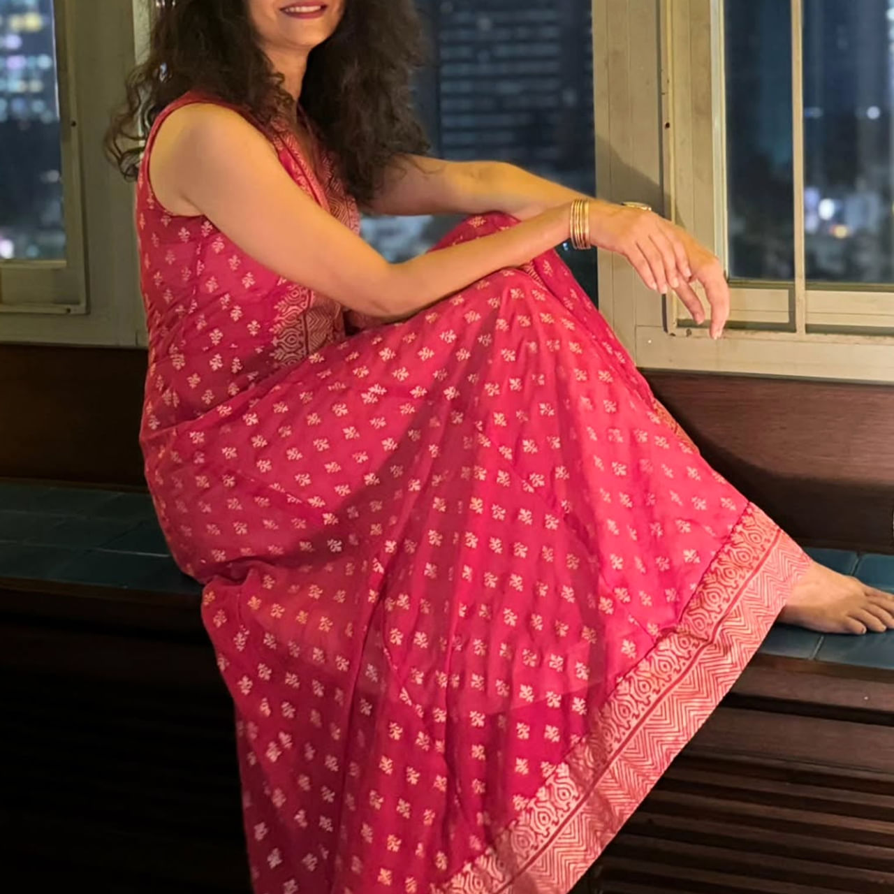 సినిమా ప్రపంచంలో అందం, అభినయంతో కట్టిపడేసిన తారలు చాలా మంది ఉన్నారు. ఒక్క సినిమాతోనే ఊహించని ఫాలోయింగ్ సంపాదించుకుని.. ఆ తర్వాత వరుస చిత్రాలతో మెప్పించిన ముద్దుగుమ్మల గురించి చెప్పక్కర్లేదు. ఒకప్పుడు వరుస సినిమాలతో జనాల హృదయాలు గెలుచుకున్నవారు ఇప్పుడు ఇండస్ట్రీకి దూరంగా ఉంటున్నారు. 