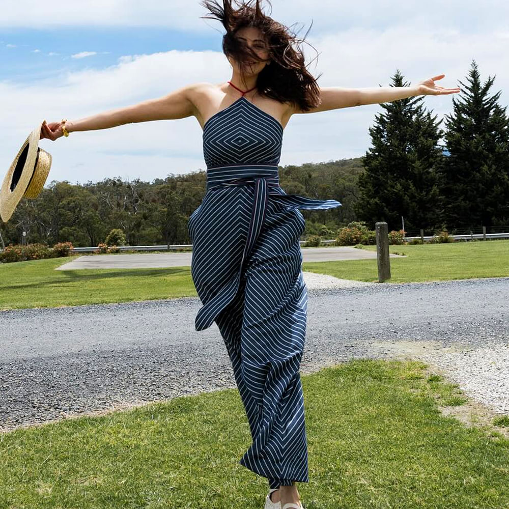 చాలా మంది హీరోయిన్ గా అవకాశాలు అందుకోవడానికి ఎంతో ప్రయత్నిస్తూ ఉంటారు. ప్రస్తుతం పాన్ ఇండియా సినిమాల హవా నడుస్తుండటంతో బడా సినిమాల్లో ఛాన్స్ లు వస్తే ఎగిరి గంతేస్తారు.. కానీ కొంతమంది హీరోయిన్స్ అందం కారణంగా కొన్నిసార్లు అవకాశాలు మిస్ అవుతూ ఉంటారు. అందంగా లేరు అని కొంతమందికి క్రేజీ ఆఫర్స్ మిస్ అయిన సందర్భాలు కూడా ఉన్నాయి.