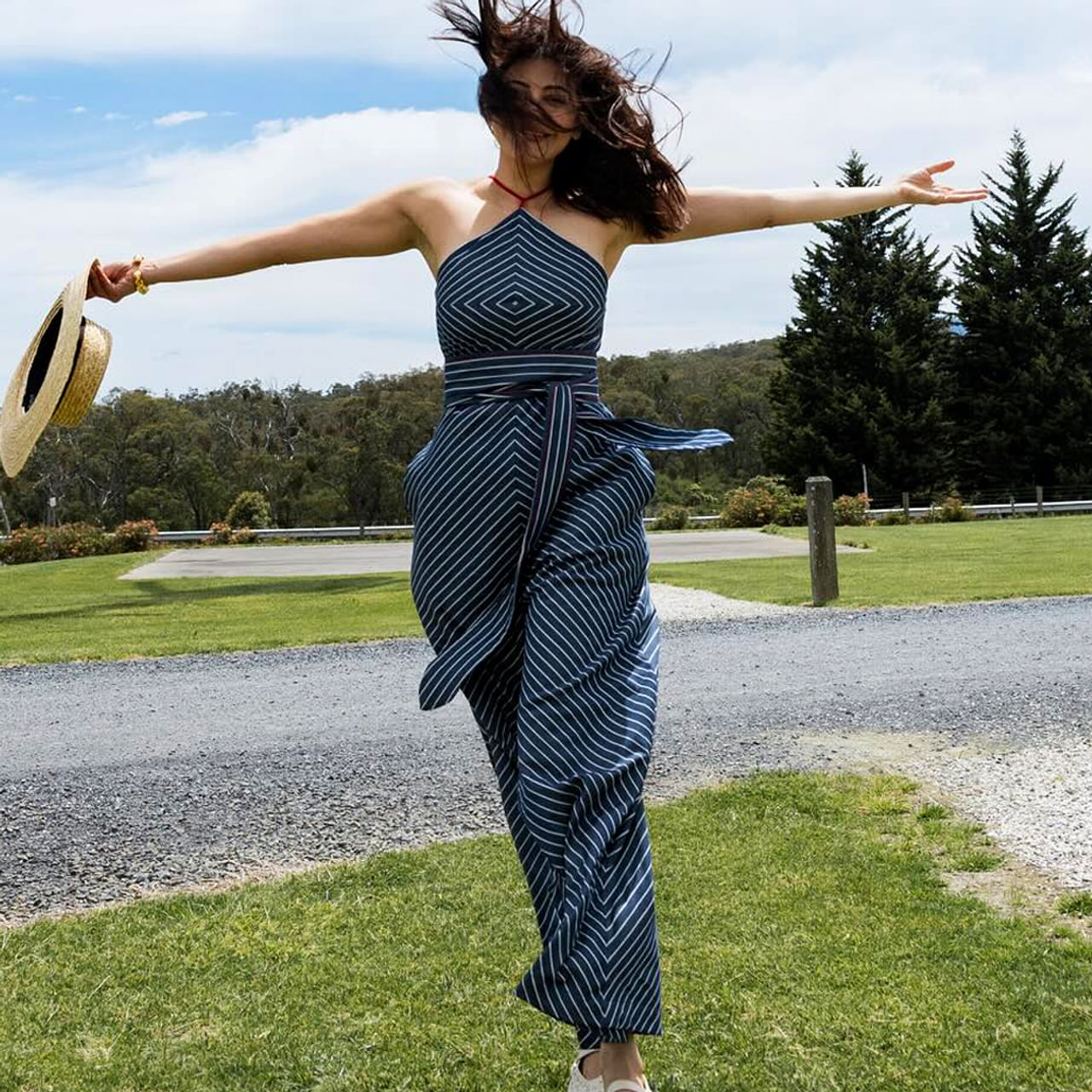 చాలా మంది హీరోయిన్ గా అవకాశాలు అందుకోవడానికి ఎంతో ప్రయత్నిస్తూ ఉంటారు. ప్రస్తుతం పాన్ ఇండియా సినిమాల హవా నడుస్తుండటంతో బడా సినిమాల్లో ఛాన్స్ లు వస్తే ఎగిరి గంతేస్తారు.. కానీ కొంతమంది హీరోయిన్స్ అందం కారణంగా కొన్నిసార్లు అవకాశాలు మిస్ అవుతూ ఉంటారు. అందంగా లేరు అని కొంతమందికి క్రేజీ ఆఫర్స్ మిస్ అయిన సందర్భాలు కూడా ఉన్నాయి.