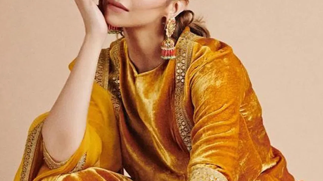 సినిమా ఇండస్ట్రీ అనేది ఓ రంగుపుల ప్రపంచం.. ఎంతో మంది ఎన్నో ఆశలతో ఇండస్ట్రీలోకి అడుగుపెడుతూ ఉంటారు. సినిమా ఇండస్ట్రీలో చాలా మంది నటీనటులు ఎన్నో కష్టాలు, సమస్యలు ఎదుర్కొని ఇప్పుడు స్టార్స్ గా మారారు. అలాగే ఎంతో మందికి స్ఫూర్తిగా ను నిలిచారు.