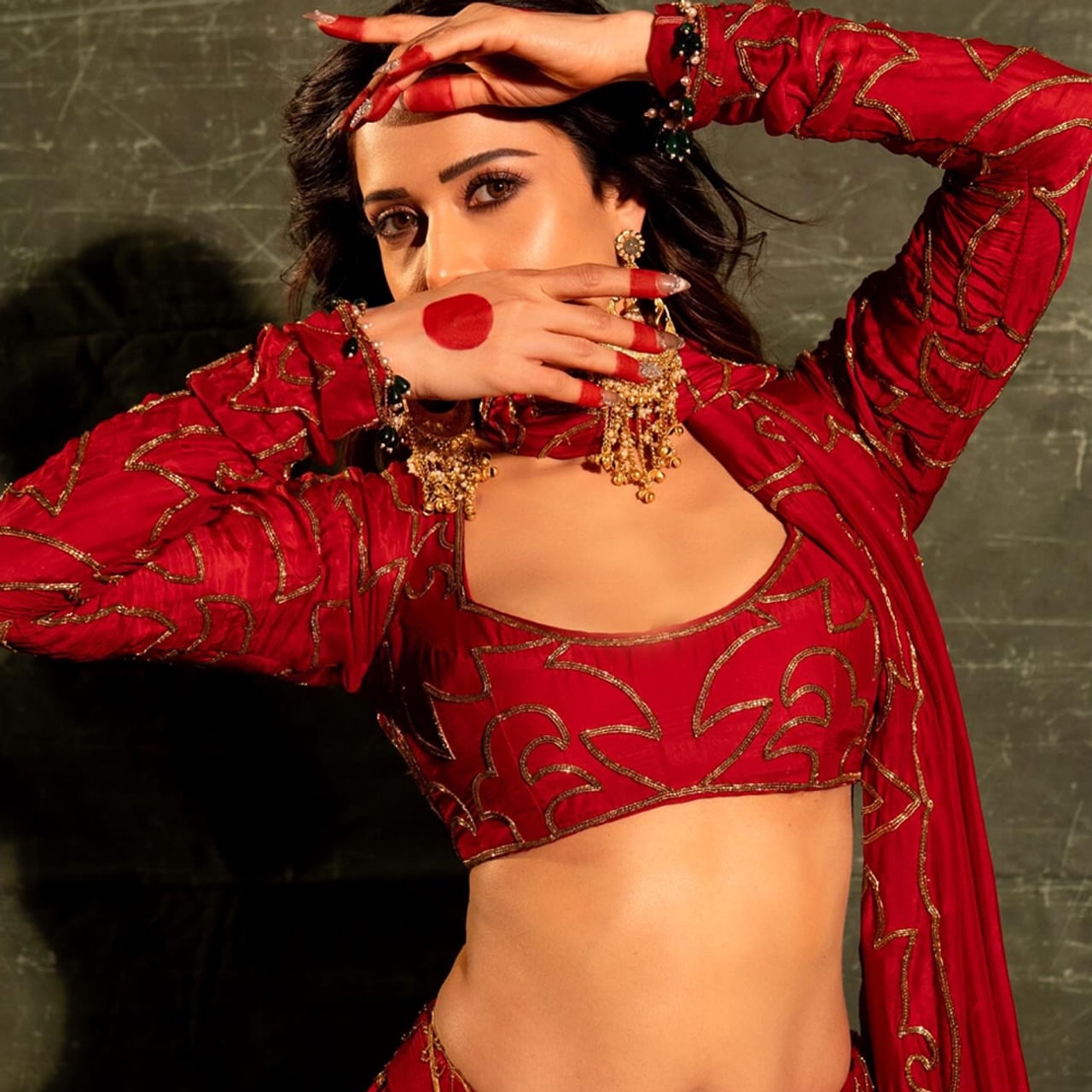 ప్రస్తుతం ఇండస్ట్రీలో ఆమె సెన్సెషన్. బుల్లితెరపై పలు సీరియల్స్ ద్వారా కెరీర్ స్టార్ట్ చేసిన ఆమె ఇప్పుడు వెండితెరపై తనకంటూ ప్రత్యేక ఇమేజ్ క్రియేట్ చేసుకుంది. 2002లో కిట్టీ పార్టీ అనే టెలివిజన్ ధారావాహికలో ఒక చిన్న పాత్రతో అరంగేట్రం చేసింది. ఆ తర్వాత పలు సహాయక పాత్రలలో కనిపించింది.