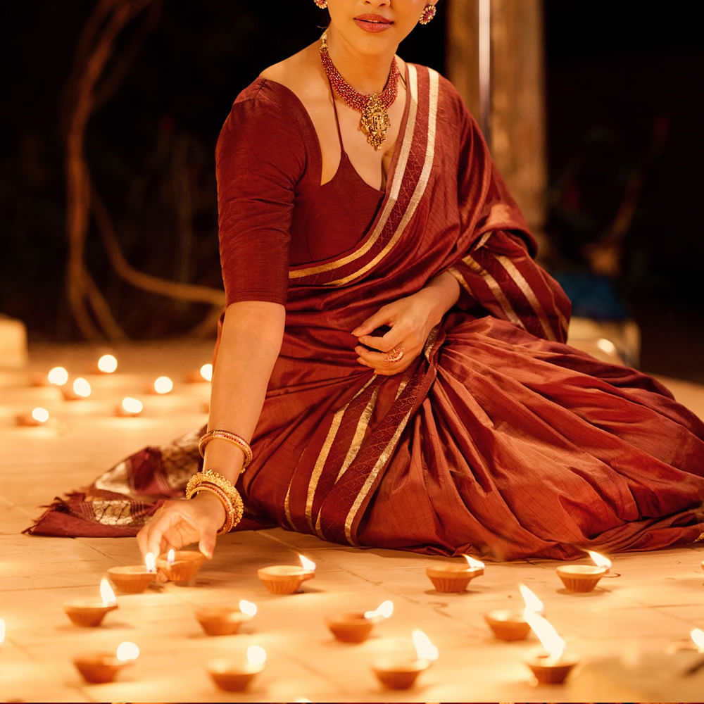 చాలా మంది హీరోయిన్స్ ఒకటి రెండు సినిమాలతోనే పాపులర్ అవుతున్నారు. చాలా మంది హీరోయిన్స్ ఓవర్ నైట్ లోనే స్టార్ గా మారిపోయారు. కానీ కొంతమంది మాత్రం ఎంత ప్రయత్నించినా కూడా స్టార్ డమ్ దక్కించుకోలేకపోతున్నారు. అలాంటి వారిలో పైన కనిపిస్తున్న భామ ఒకరు. తన అందంతో కుర్రాళ్లను మాయలో పడేసింది ఈ చిన్నది