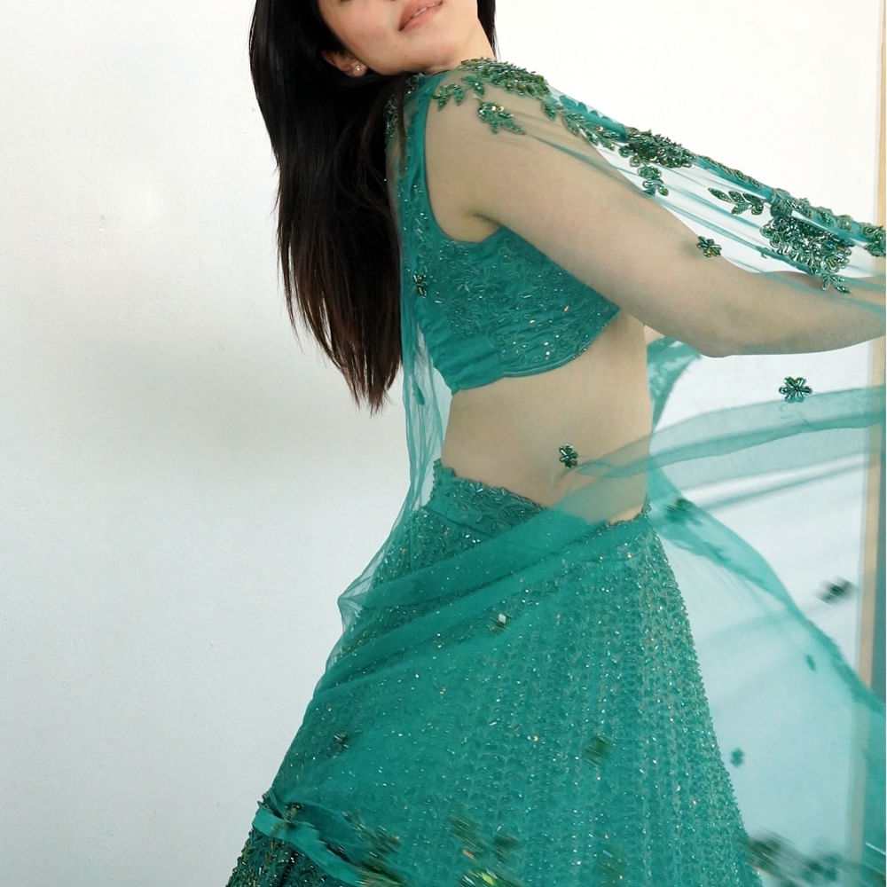 అందంలో ఈ అమ్మడు అప్సరస.. కెరీర్ పీక్ లో ఉండగానే సినిమాలకు దూరం అయ్యింది. ఇంతకూ ఆమె ఎవరో తెలుసా.? అందం, అభినయం ఉన్నా కూడా సక్సెస్ సాధించలేకపోయింది ఈ బ్యూటీ. హీరోయిన్ గా చేసింది, సెకండ్ హీరోయిన్ గాను చేసింది అయినా కూడా ఆమెకు అనుకున్నంతగా గుర్తింపు రాలేదు.