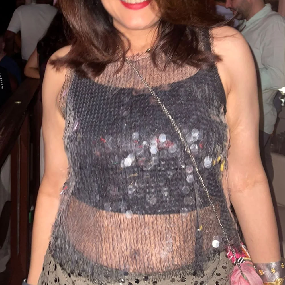 ఒకే ఒక్క సీనియర్ నటి రూ. 1000కోట్లు వసూల్ చేసిన సినిమాలో నటించి రికార్డ్ క్రియేట్ చేసింది. ఇంతకూ ఆ సీనియర్ నటి ఎవరు.? ఆమె చేసిన సినిమా ఏంటి.? ఆమె మరెవరో కాదు సీనియర్ హీరోయిన్ రమ్యకృష్ణ. సినిమా రంగాల్లో బహుముఖ ప్రజ్ఞాశాలిగా పేరు తెచ్చుకున్నారు రమ్యకృష్ణ. భారతీయ సినిమాలో అత్యంత ప్రజాదరణ పొందిన నటీమణులలో రమ్యకృష్ణ ఒకరు.