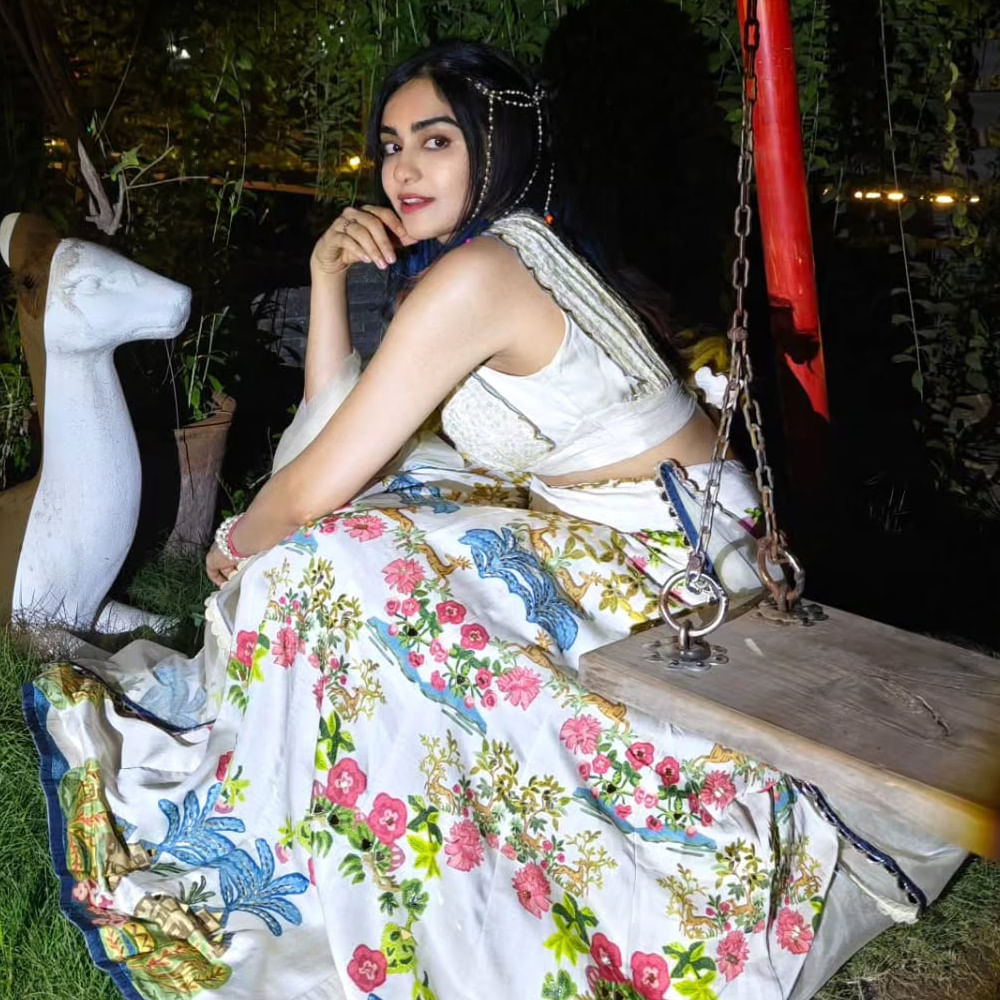 అదా శర్మ మొన్నామధ్య దివంగత బాలీవుడ్ నటుడు సుశాంత్ సింగ్ రాజ్ పుత్ ఇంట్లోకి దిగింది. ఎక్కడైతే సుశాంత్ సూసైడ్ చేసుకొని చనిపోయాడో అదే ఫ్లాట్ లో ఆమె అద్దెకు దిగింది. నెలనెలా రెంట్ పే చేస్తుంది అదా శర్మ. ఇక సోషల్ మీడియాలో ఈ అమ్మడు చాలా యాక్టివ్ గా ఉంటుంది.