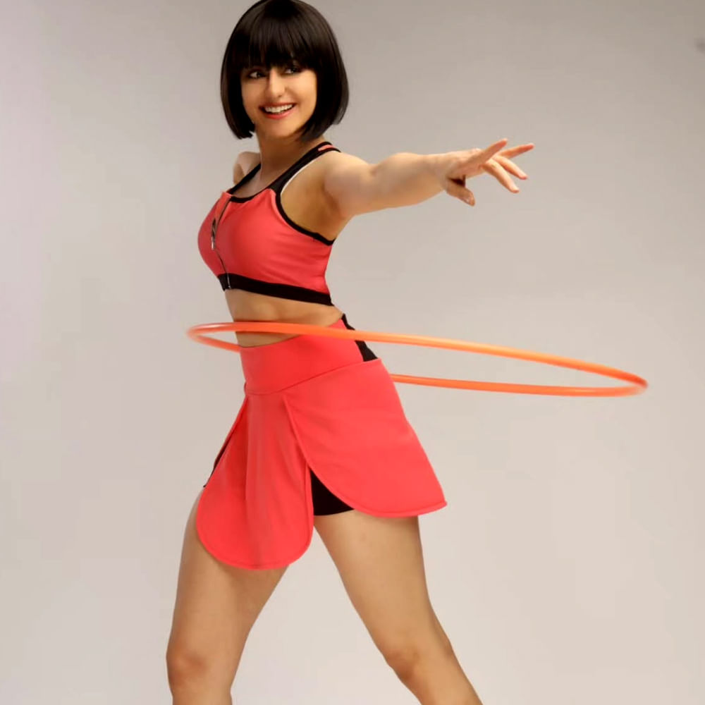 బాలీవుడ్ లో లేడీ ఓరియేంటేడ్ సినిమాలతో పాపులర్ అయ్యింది ఈ భామ. అదా శర్మ నటించిన కేరళ స్టోరీ సినిమా  ముందుగా వివాదంలో చిక్కుకున్నప్పటికీ.. ఆతర్వాత ఈ సినిమాకు మంచి టాక్ వచ్చింది. అలాగే ఈ సినిమా భారీ వసూళ్లను కూడా రాబట్టింది.