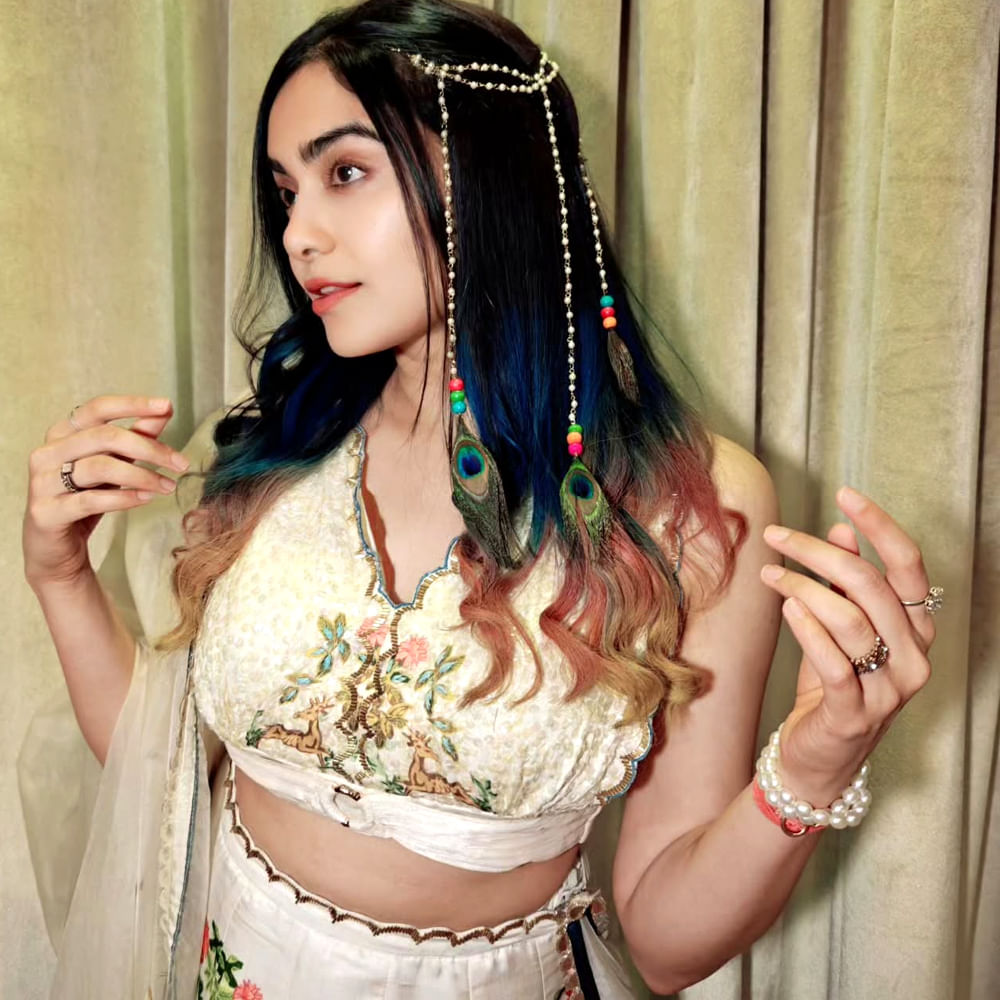 హాట్ బ్యూటీ అదా శర్మ. ఈ చిన్నదాని గురించి ప్రత్యేకంగా చెప్పాల్సిన అవసరం లేదు. తెలుగులో హార్ట్ ఎటాక్ సినిమాతో పరిచయం అయ్యింది. ఆతర్వాత సెకండ్ హీరోయిన్ గా కొన్ని సినిమాలు చేసింది. ఆతర్వాత బాలీవుడ్ కు చెక్కేసింది. సినిమా కోసం ఎలాంటి సాహసాలు అయినా చేస్తుంది ఆ చిన్నది.