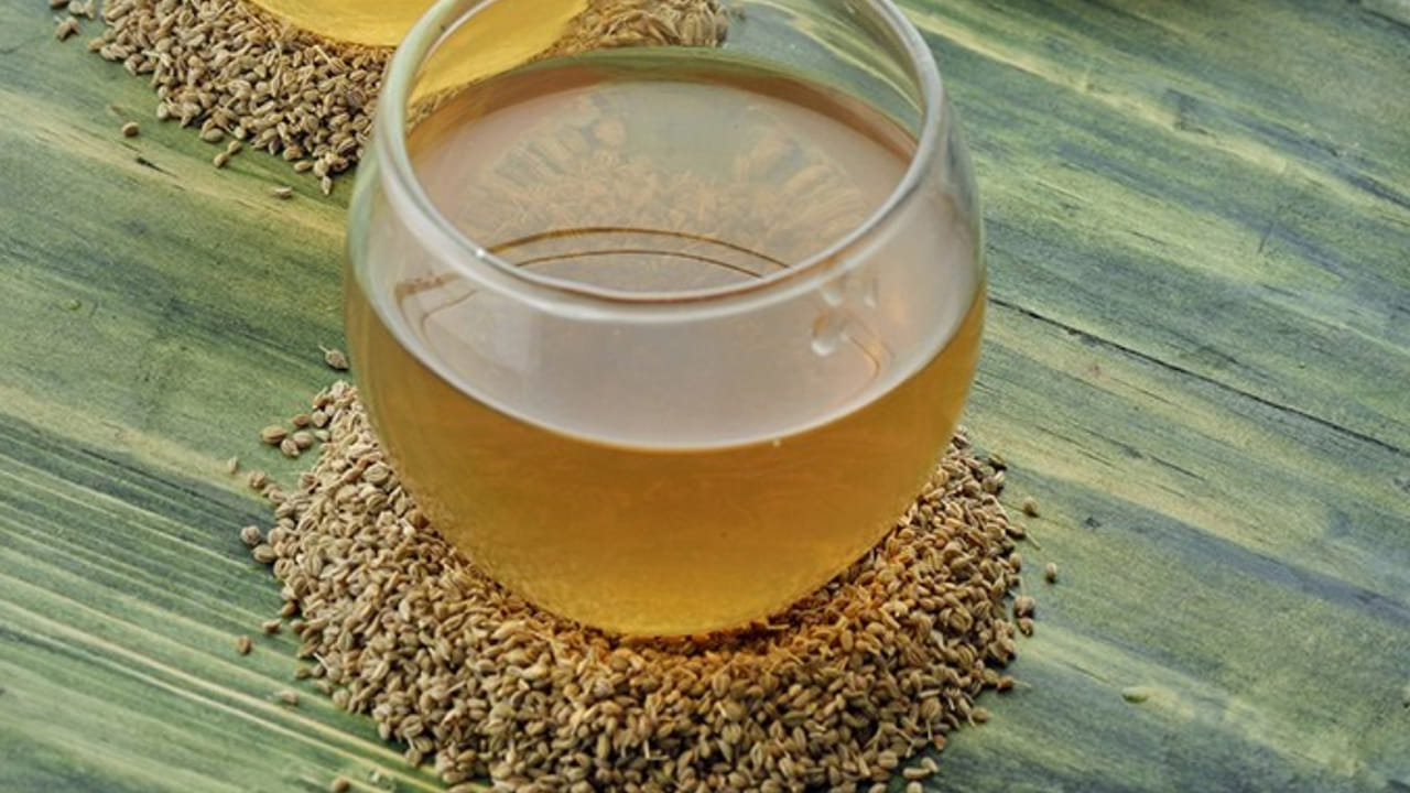 రాత్రి పడుకునే ముందు ఇలా గోరువెచ్చని నీటిలో వాము పౌడర్‌ని కలిపి తాగడం వల్ల జీర్ణ సమస్యలు దూరమవుతాయి. సాధారణంగా కడుపు ఉబ్బరం, త్రేన్పులు, జీర్ణ సమస్యల్ని దూరం చేయడంలో ఈ వాము వాటర్ బాగా హెల్ప్ చేస్తాయి. వాముని కప్పున్నర నీటిలో వేసి మరిగించి కప్పు అయ్యే వరకూ ఉంచాలి. దీనిని ఫిల్టర్ చేసి రెగ్యులర్‌గా తీసుకుంటే బరువు తగ్గుతారు.