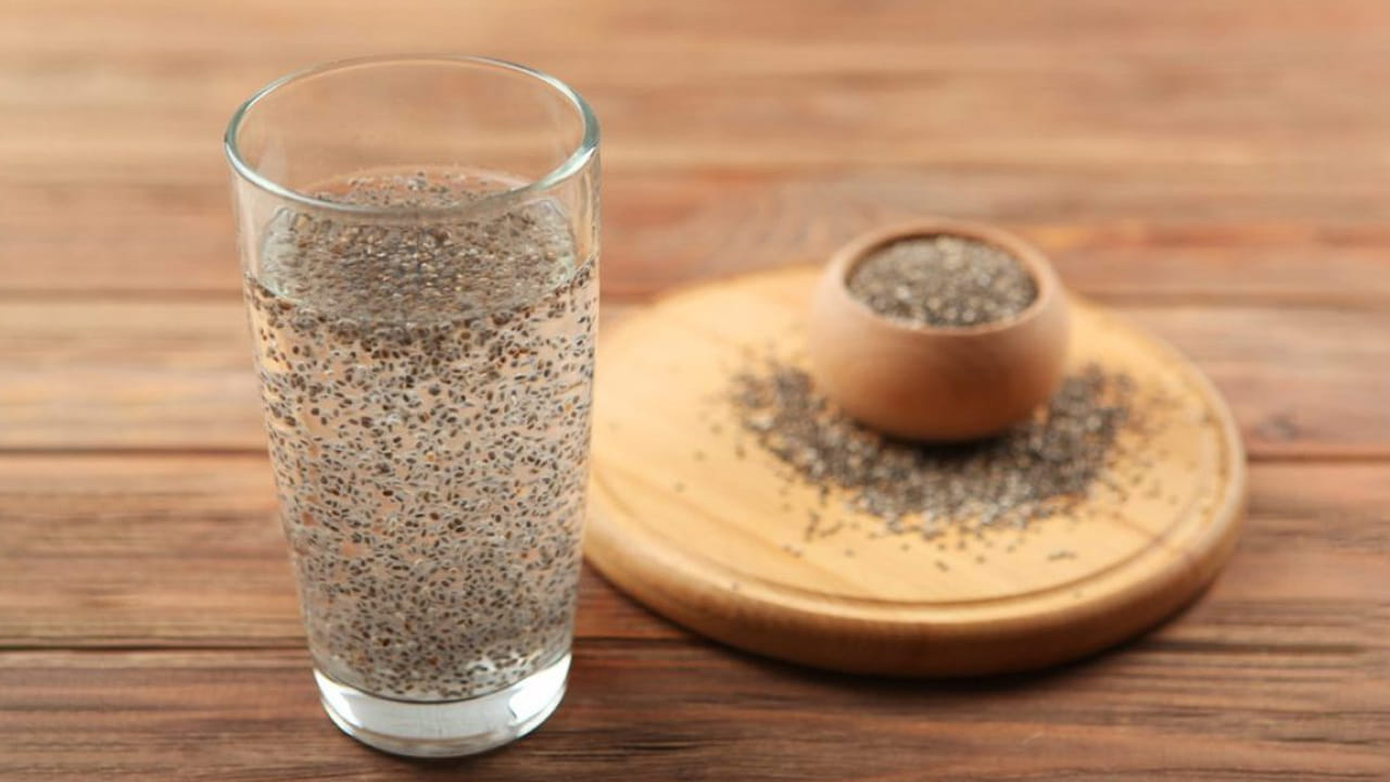 గోరువెచ్చని నీటిలో వాము పౌడర్‌ కలిపి తాగడం వల్ల నెలసరి సమయంలో మహిళలు ఎదుర్కొనే తిమ్మిర్లు, కడుపు నొప్పిని దూరం చేస్తుంది. పొత్తి కడుపు తగ్గుతుంది. ఇలా క్రమంగా వాము వాటర్‌ తాగుతూ ఉంటే.. బరువు కూడా తగ్గుతారు. ఇందుకోసం వాము పొడి లేదంటే, వాముని నేరుగా కూడా తీసుకోవచ్చు.