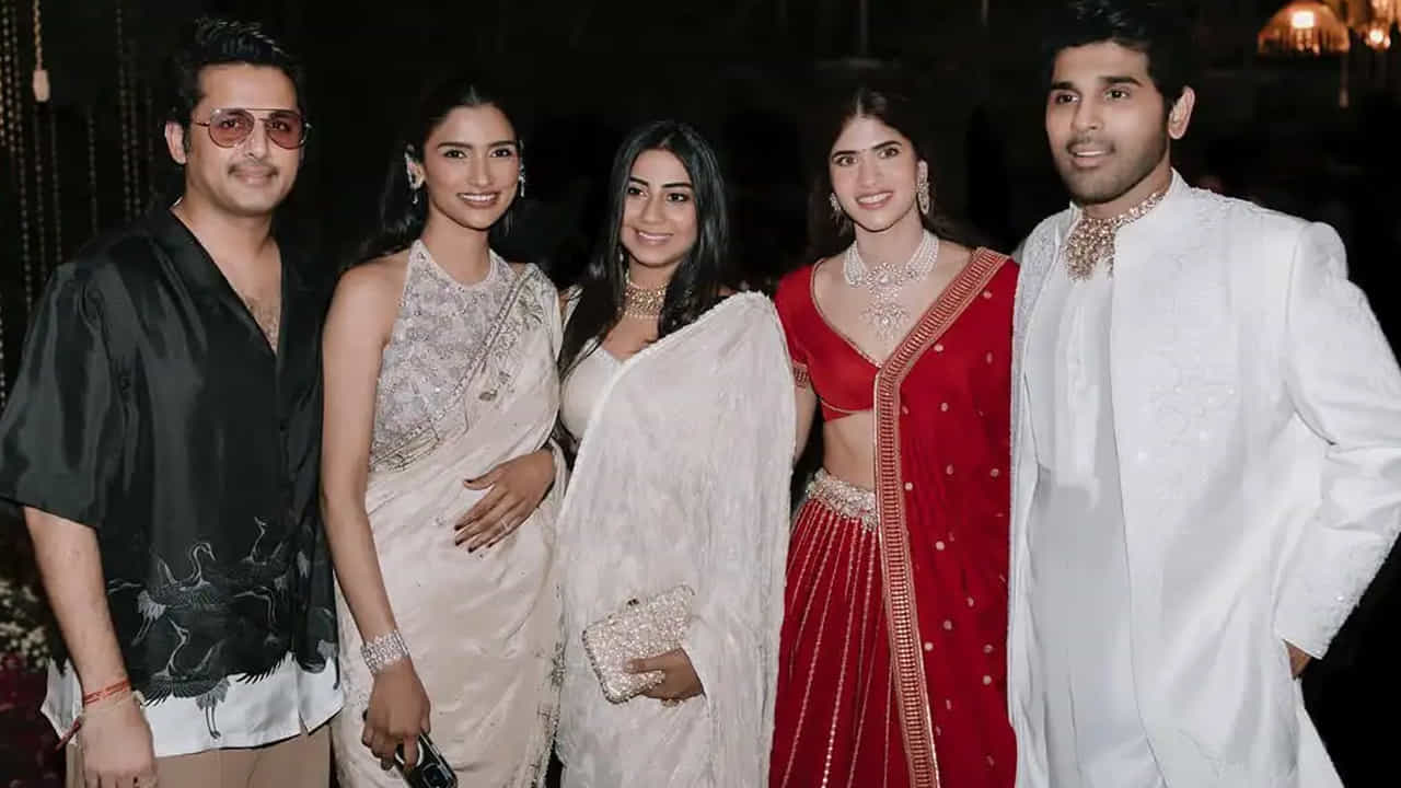 కొన్ని రోజుల క్రితమే నయనికతో తన ప్రేమ విషయాన్ని బయటపెట్టాడు అల్లు శిరీష్. ఇప్పుడు ఎంగేజ్మెంట్ చేసుకుని తన ప్రేమ బంధాన్ని మరింత ముందుకు తీసుకెళ్లాడు.