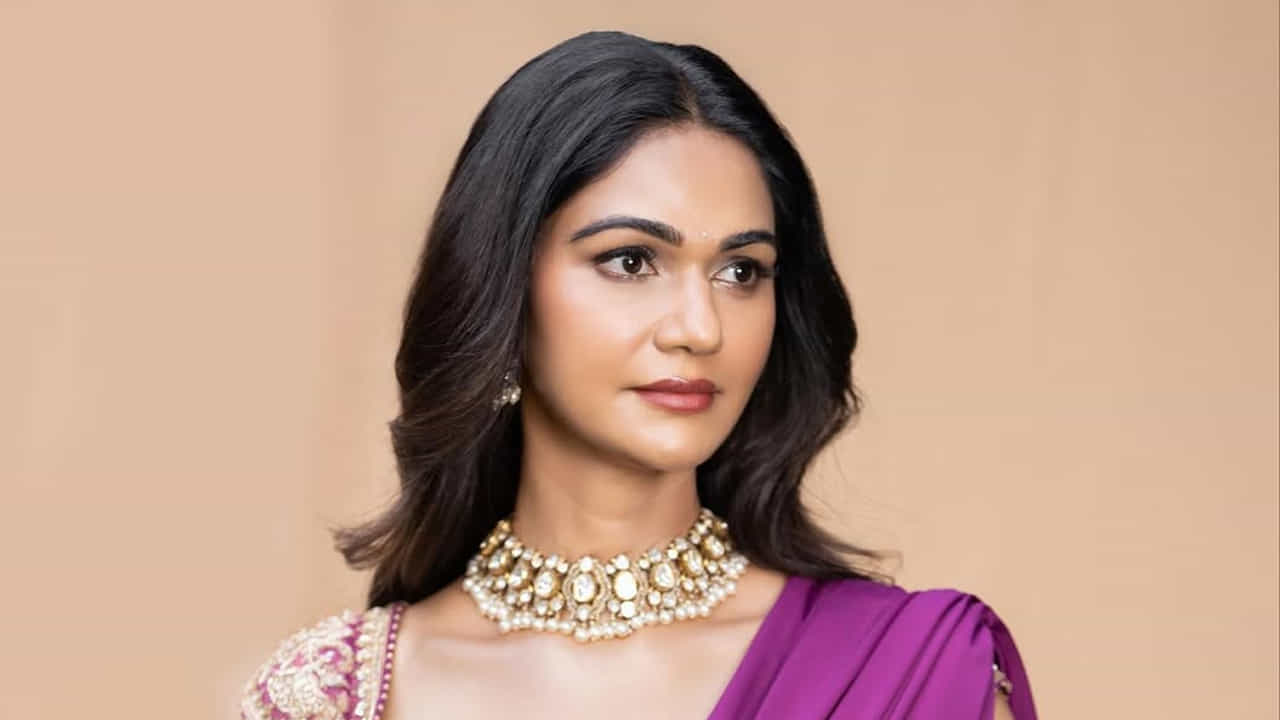లవ్ లీ కపుల్ అల్లు అర్జున్, అల్లు స్నేహల గురించి ఎంత చెప్పినా తక్కువే. వీరిని చూడటానికి రెండు కళ్లు చాలవు, అంత అందమైన జంట. ఇక ఎప్పుడూ సోషల్ మీడియాలో చాలా యాక్టివ్గా ఉండే అల్లు స్నేహ, తన ఫ్యామిలీకి సంబంధించిన క్యూట్ ఫొటోస్ సోషల్ మీడియలో షేర్ చేస్తుంటుంది. అలాగే తాజాగా అల్లు అర్జున్తో దిగిన కొన్ని బ్యూటిఫుల్ ఫొటోస్ షేర్ చేయగా, అవి నెట్టింట తెగ వైరల్ అవుతున్నాయి.