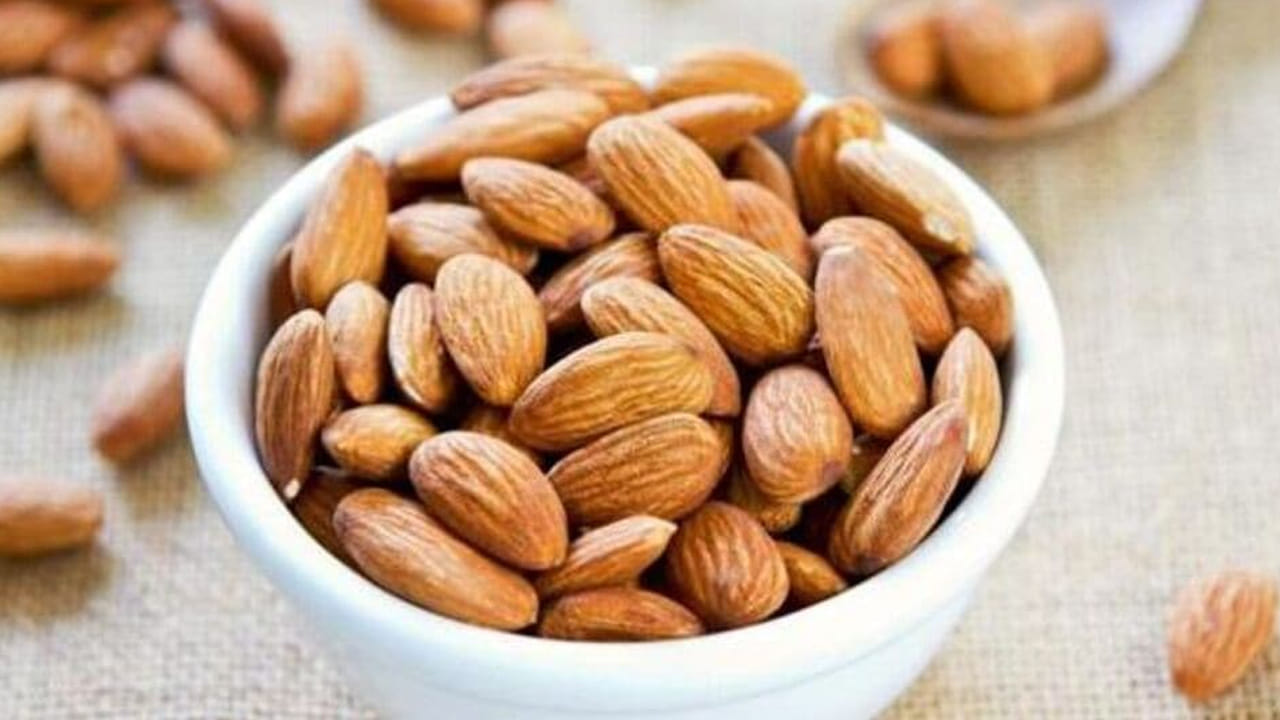 అధిక రక్తపోటు: బాదంలో సహజంగానే మెగ్నీషియం, ఆరోగ్యకరమైన కొవ్వులు వంటి పోషకాలు పుష్కలంగా ఉంటాయి, ఇవి తరచుగా గుండె ఆరోగ్యానికి మద్దతునిస్తాయి. అయితే, అధిక రక్తపోటు ఉన్నవారు, మందులు వాడేవారు వీటి విషయంలో జాగ్రత్తగా ఉండాలి. ఎందుకంటే బాదంలో అధిక మొత్తంలో పొటాషియం ఉంటుంది. ఇది శరీరంలోని ఎలక్ట్రోలైట్ల సమతుల్యతను ప్రభావితం చేయవచ్చు. పొటాషియం-స్పేరింగ్ మందులు లేదా ACE ఇన్హిబిటర్లు వంటి రక్తపోటు మందులు వాడే వారికి ఆవి ఆటంకం కలిగించవచ్చు. 