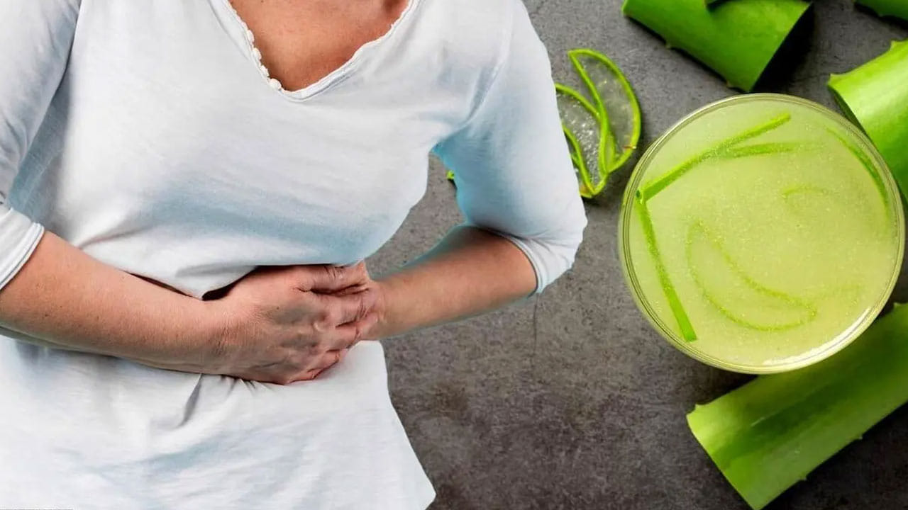 కలబంద రసం అధికంగా తీసుకోవడం వల్ల కడుపు నొప్పి, విరేచనాలు, అజీర్ణం వంటి సమస్యలు వస్తాయి. కలబంద రసం అధికంగా తాగడం వల్ల ఎలక్ట్రోలైట్ అసమతుల్యత ఏర్పడుతుంది. ఇది బలహీనత, ఇతర ఆరోగ్య సమస్యలకు దారితీస్తుంది.