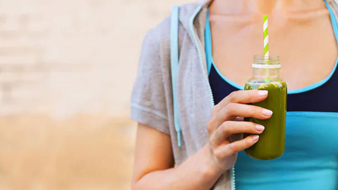 గర్భీణీలు కలబందను నోటికి తగలకుండా చూసుకోవాలి. కడుపులోకి తీసుకోరాదు. ఇది గర్భాశయ సంకోచానికి కారణమవుతుంది. ఇది గర్భస్రావం ప్రమాదాన్ని పెంచుతుంది. అలాగే, అలోవెరా జ్యూస్‌ని ఎక్కువగా తీసుకోవడం వల్ల డీహైడ్రేషన్ సమస్య ఏర్పడుతుంది. ఇది శరీరంలో ఎలక్ట్రోలైట్ సమతుల్యతను దెబ్బతీస్తుంది.
